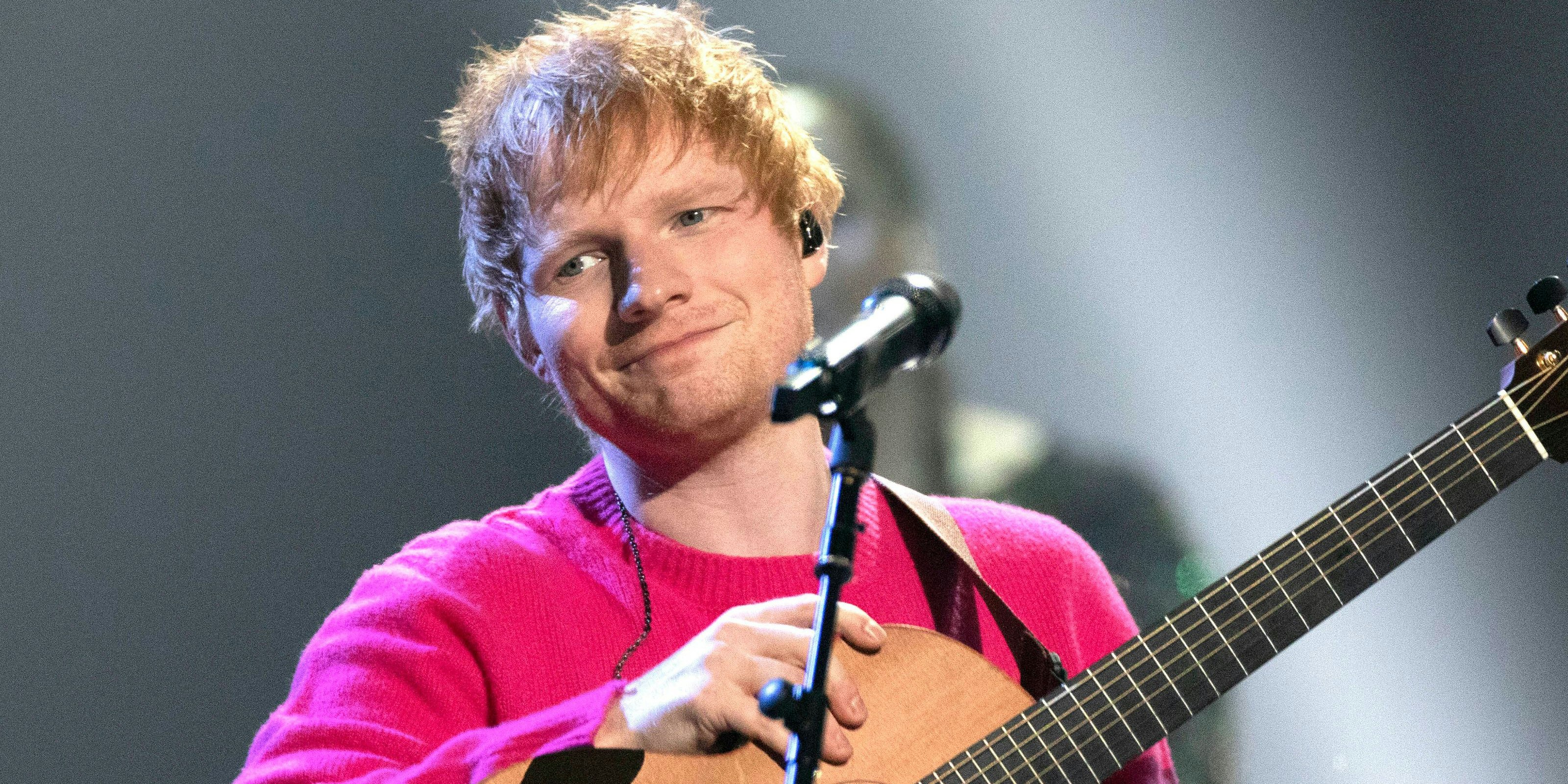 Für seinen Auftritt zog er sich nochmal um und trat im pinken Pulli auf,