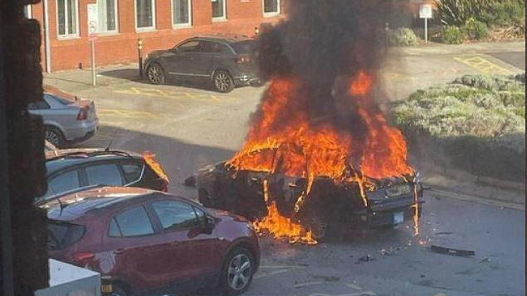 Ein Taxi explodierte am Sonntag um 10:59 Uhr direkt vor dem Liverpool Women’s Hospital.