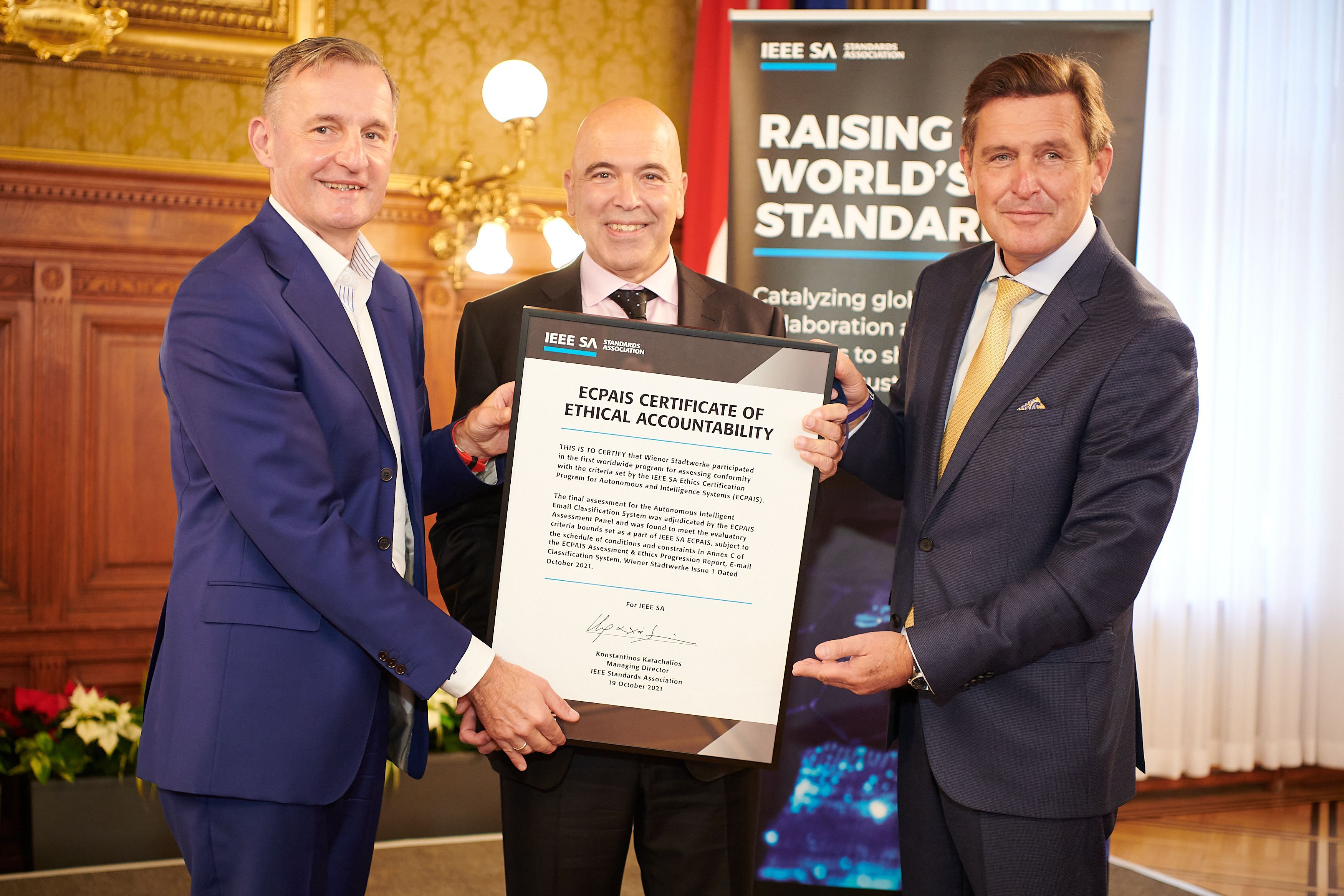 Wiener Stadtwerke ließen den Einsatz von Künstlicher Intelligenz im Kundenkontakt ethisch zertifizieren.stv. Generaldirektor, Peter Weinelt, IEEE Managing Director, Konstantinos Karachalios, Stadtrat für Finanzen, Wirtschaft, Arbeit, Internationales und Wiener Stadtwerke, Peter Hanke.