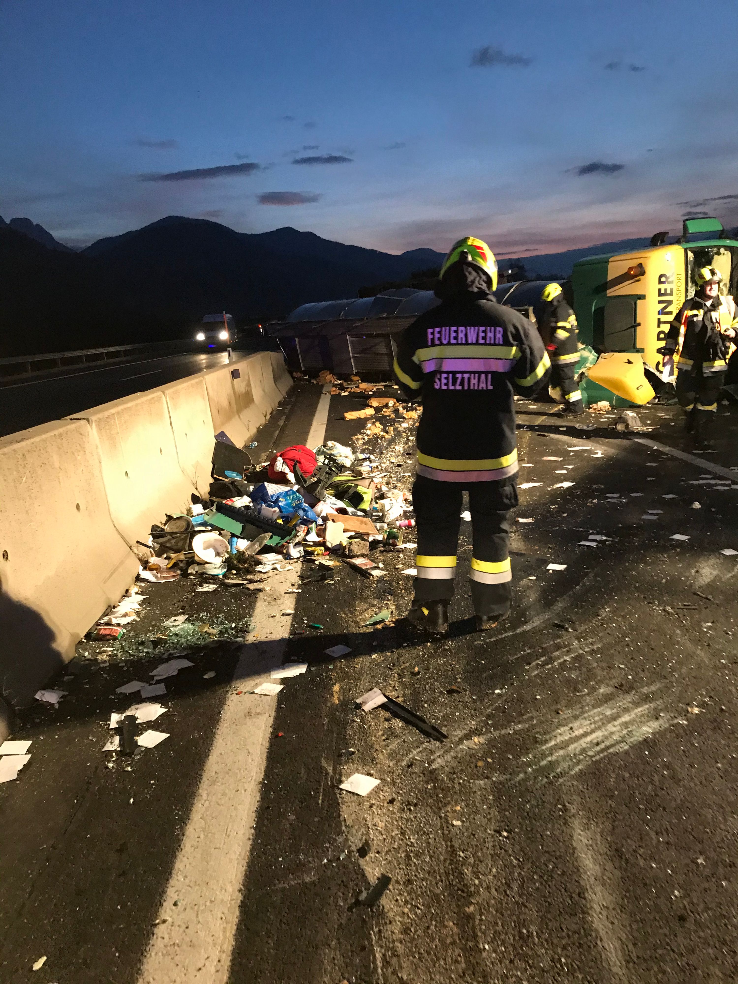 Die Feuerwehr räumte nach dem Unfall auf. Die Fahrbahn ist noch blockiert.&nbsp;