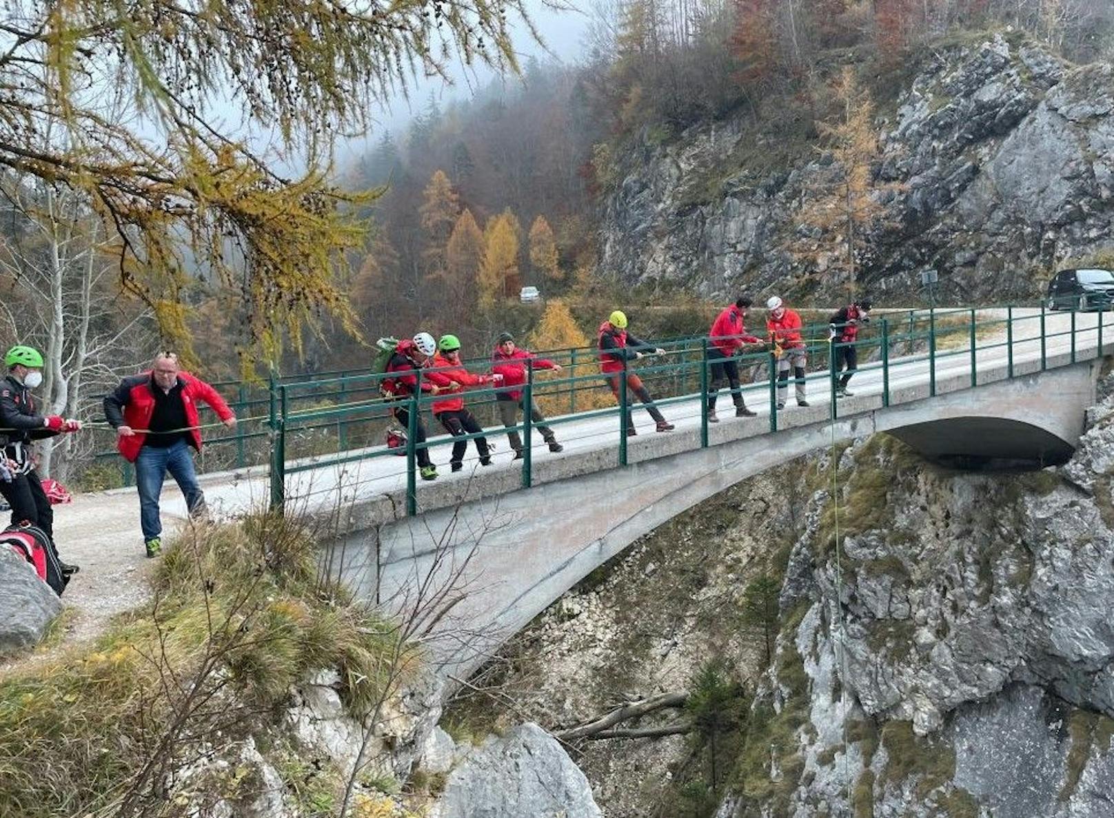 Die Bergrettung Gmunden rückte an, barg die Leiche.