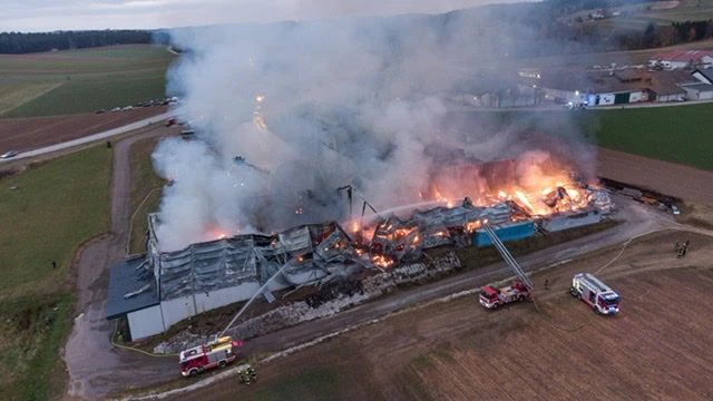 Produktionshalle in Vollbrand