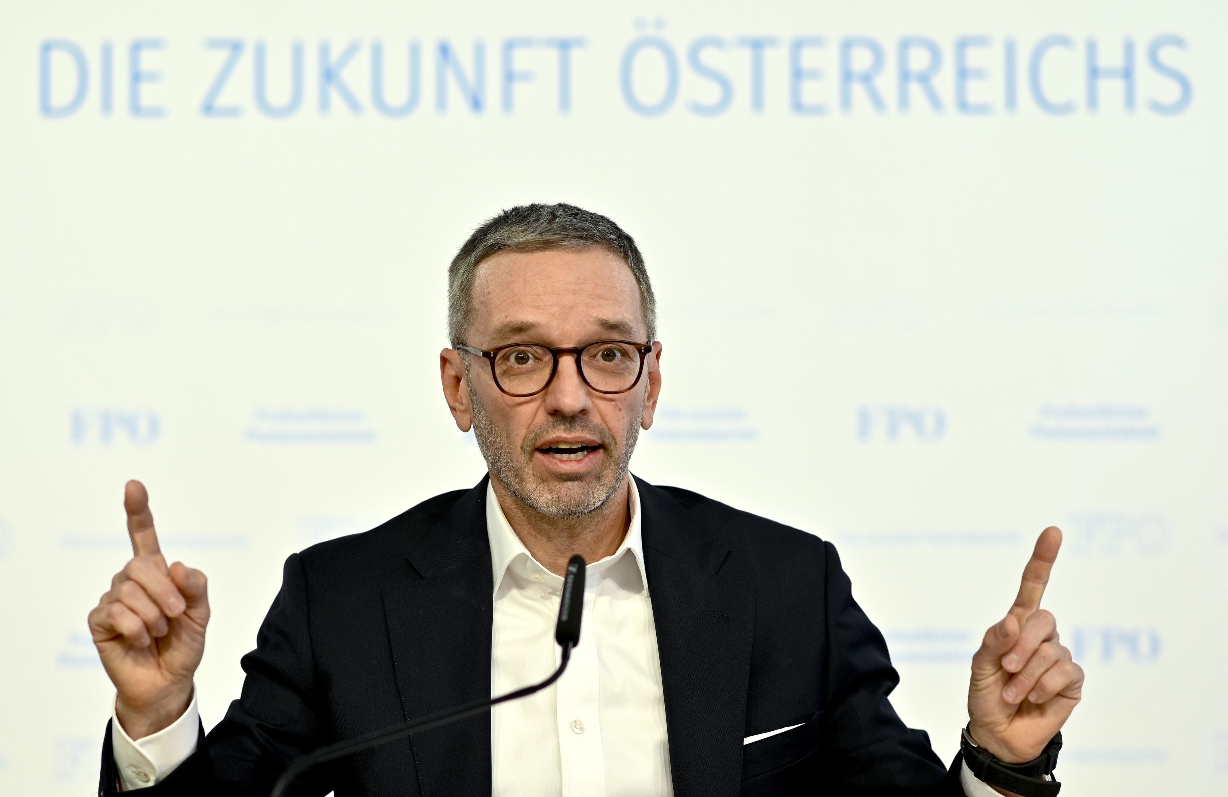 Download von www.picturedesk.com am 15.11.2021 (13:19).  ABD0007_20211025 - WIEN - ÖSTERREICH: Corona: FPÖ-Bundesparteiobmann Herbert Kickl am Montag, 25. Oktober 2021, im Rahmen der Pressekonferenz "Aktuelle Fragen zum türkis-grünen Coronawahnsinn" in Wien. - FOTO: APA/HERBERT NEUBAUER - 20211025_PD1415 - Rechteinfo: Rights Managed (RM)