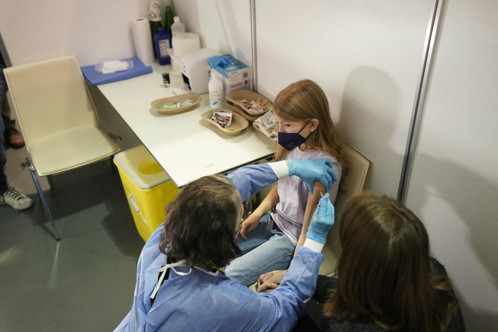Als erste wagte sich Rosa (9) in die Impfkoje. Sie nahm es trotz des großen Medieninteresses cool, "war nicht schlimm", erzählte sie später.