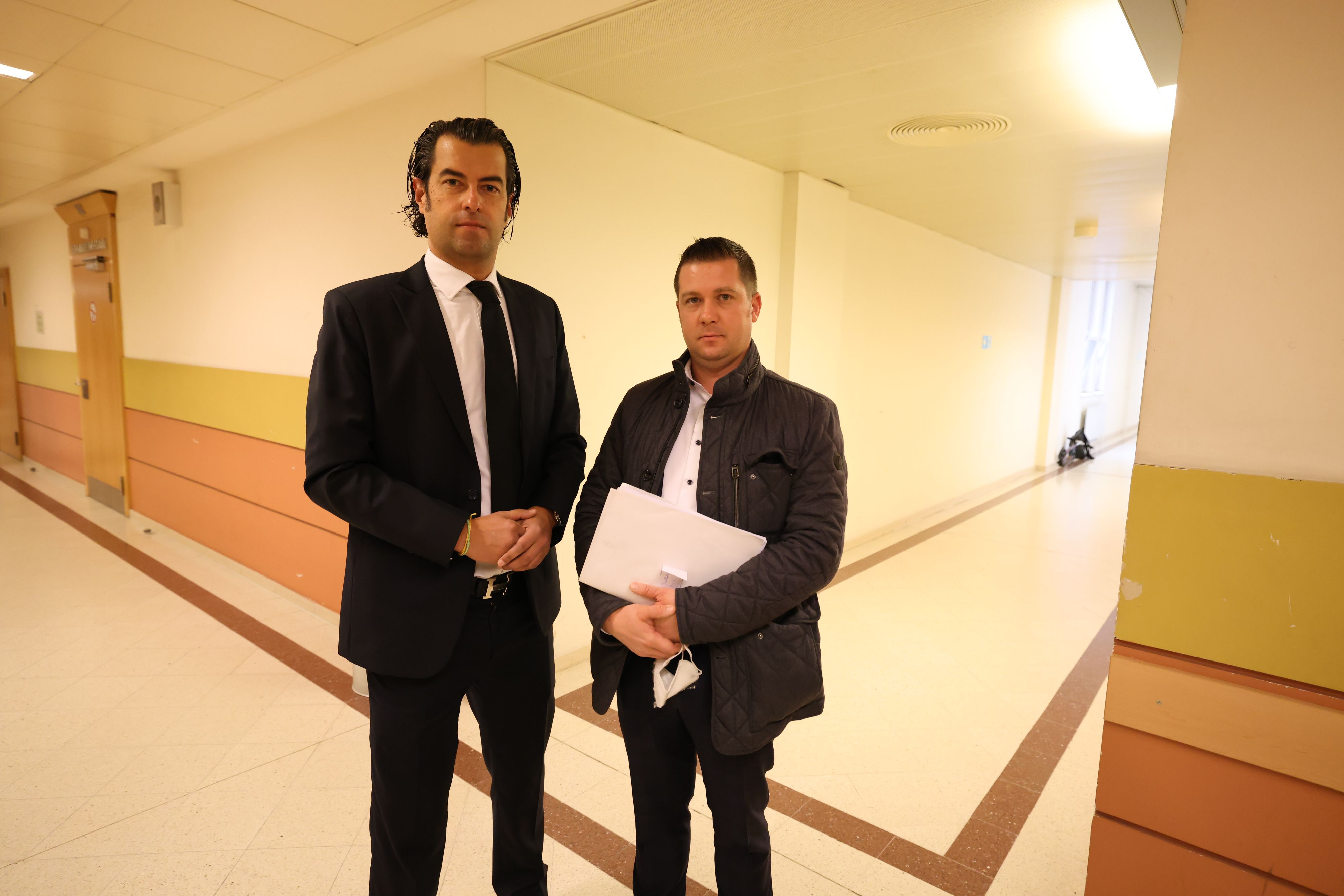 Marcus Januschke verteidigte den Beamten, Mathias Burger (r.) einen ebenso angeklagten Geschäftsmann.