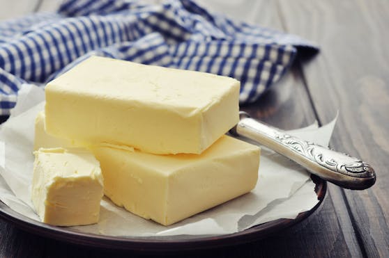 Wir verraten dir, wie du Butter richtig lagerst und wann du sie nicht mehr essen solltest.