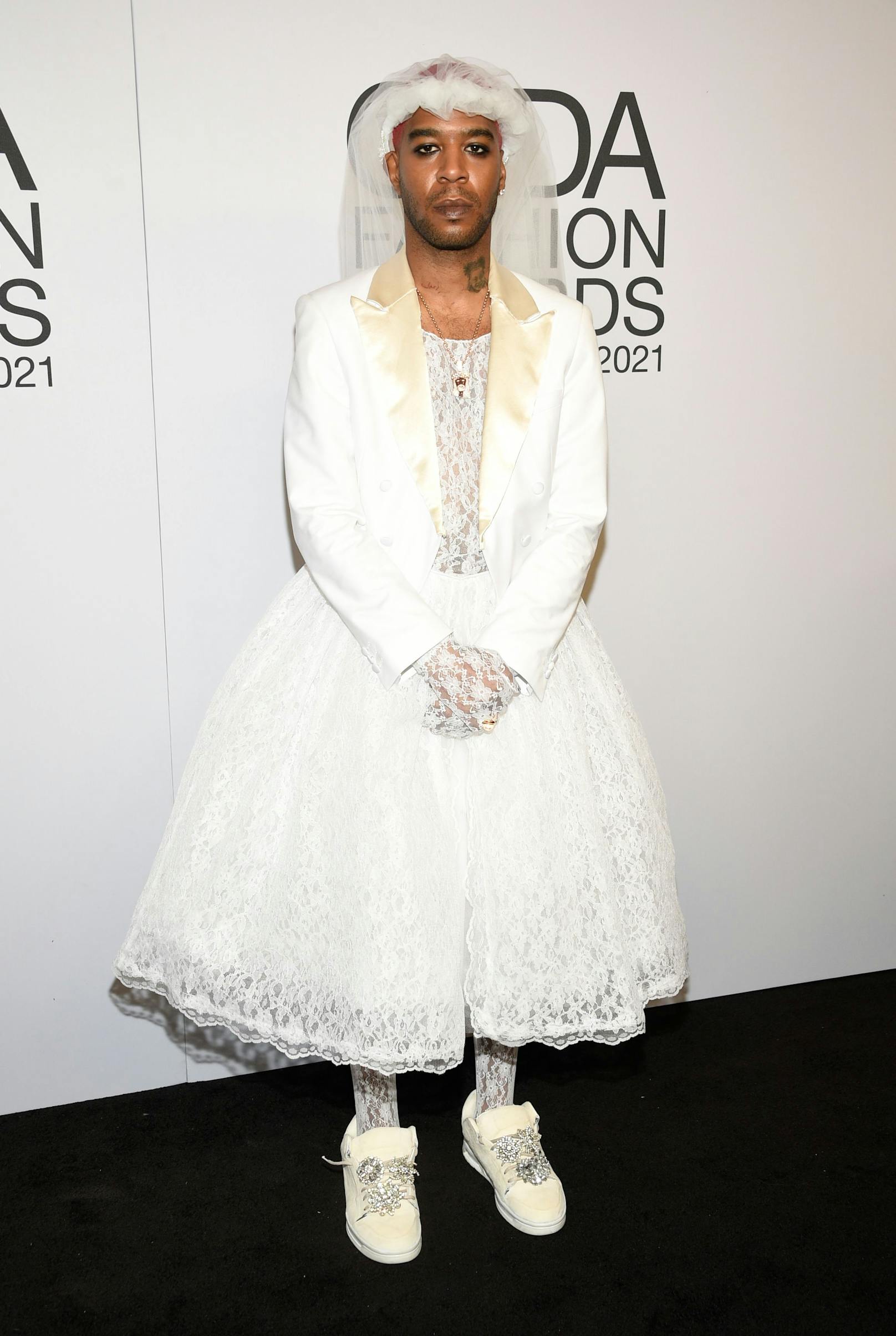 Rapper Kid Cudi tauchte bei den CFDA Fashion Awards im weißen Brautkleid inklusive Schleier auf. Sei du selbst, sei frei", so die Botschaft des Musikers.