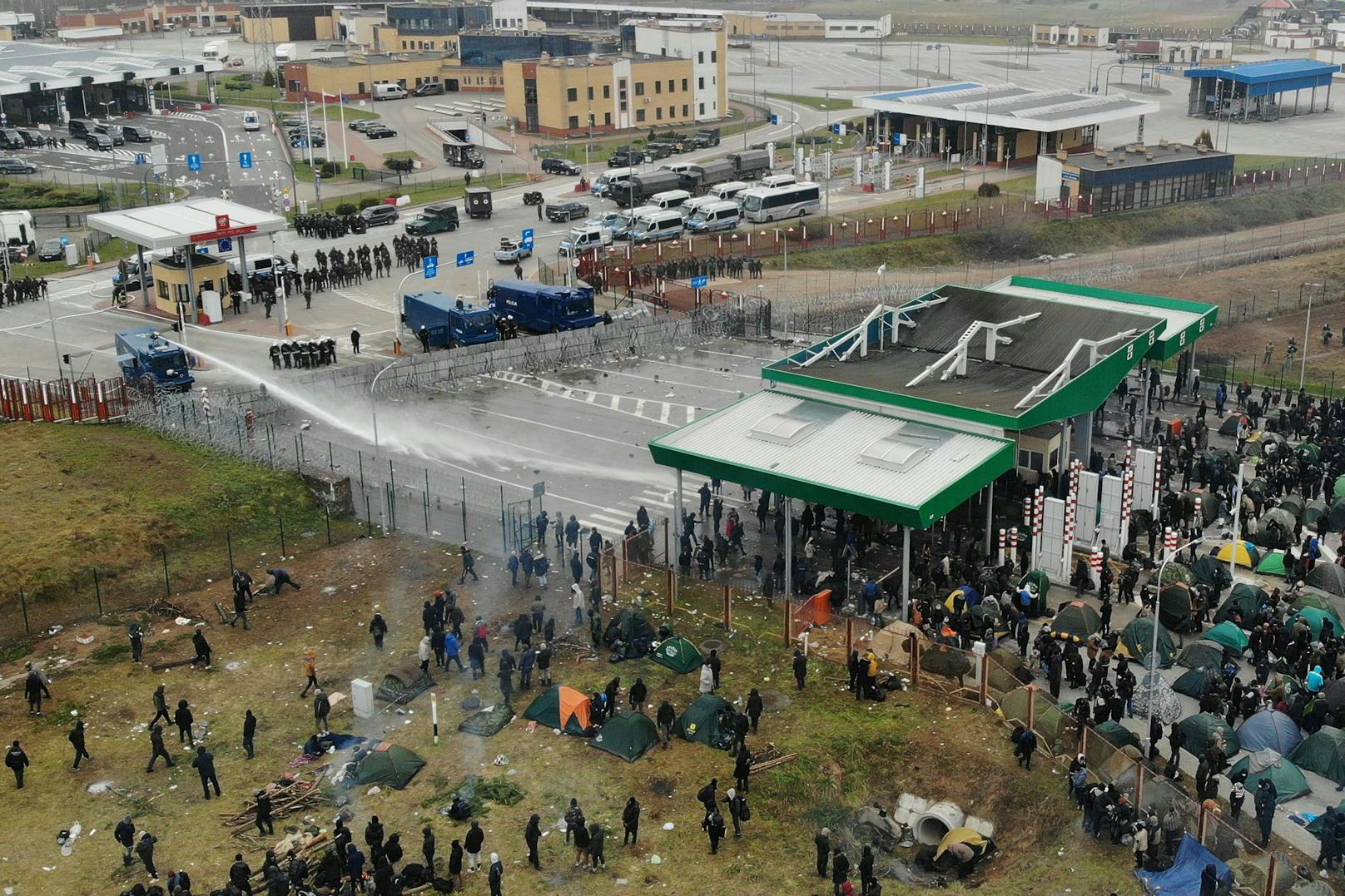 Wasserwerfer gegen Migranten an Polen-Belarus-Grenze