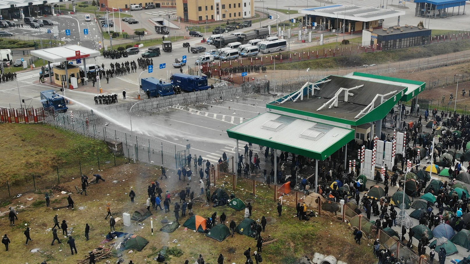 An der Grenze zu Polen werden nun Wasserwerfer gegen die Migranten eingesetzt.