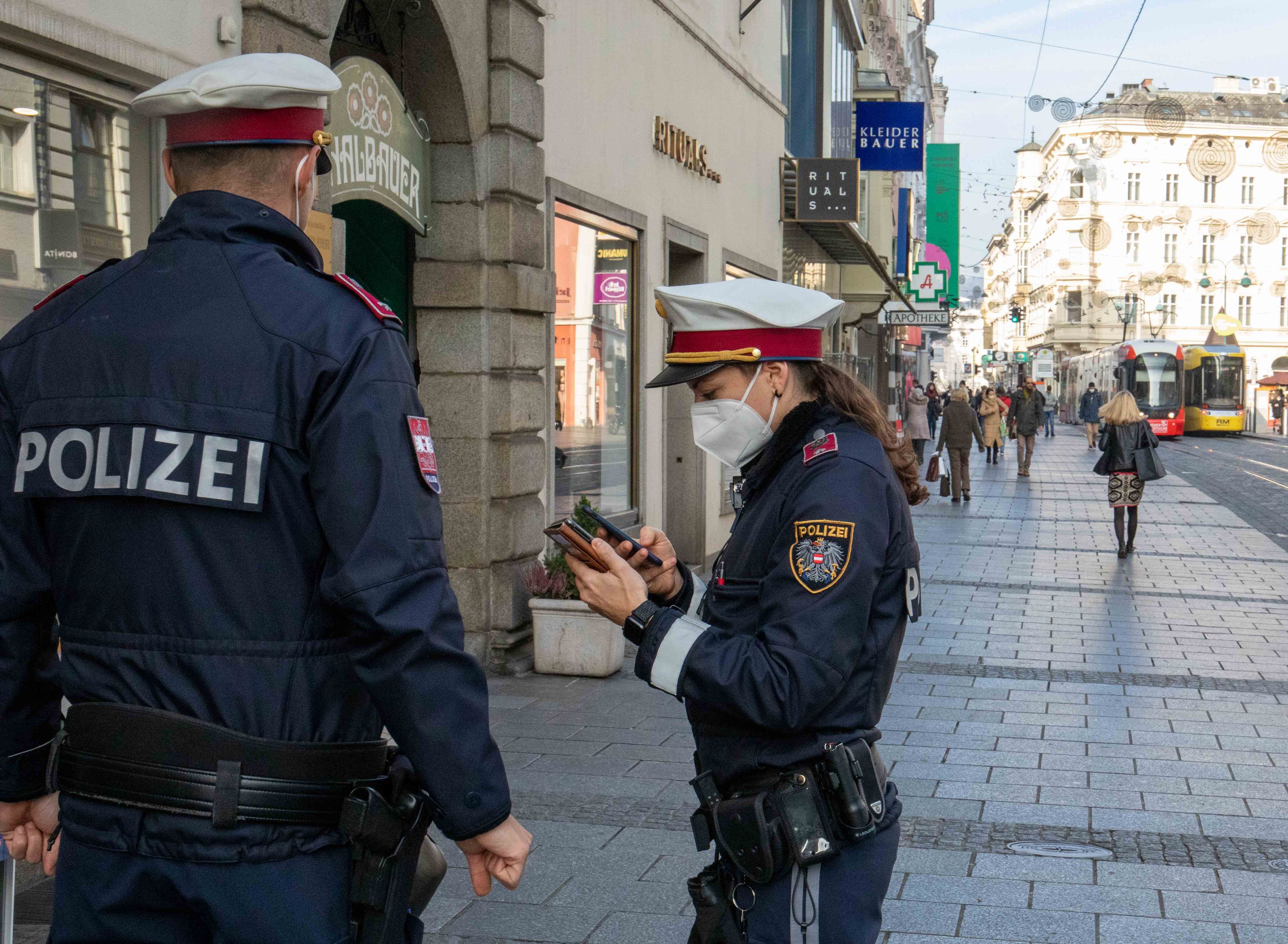 Lockdown für Ungeimpfte: Die Polizei bei Corona-Kontrollen.