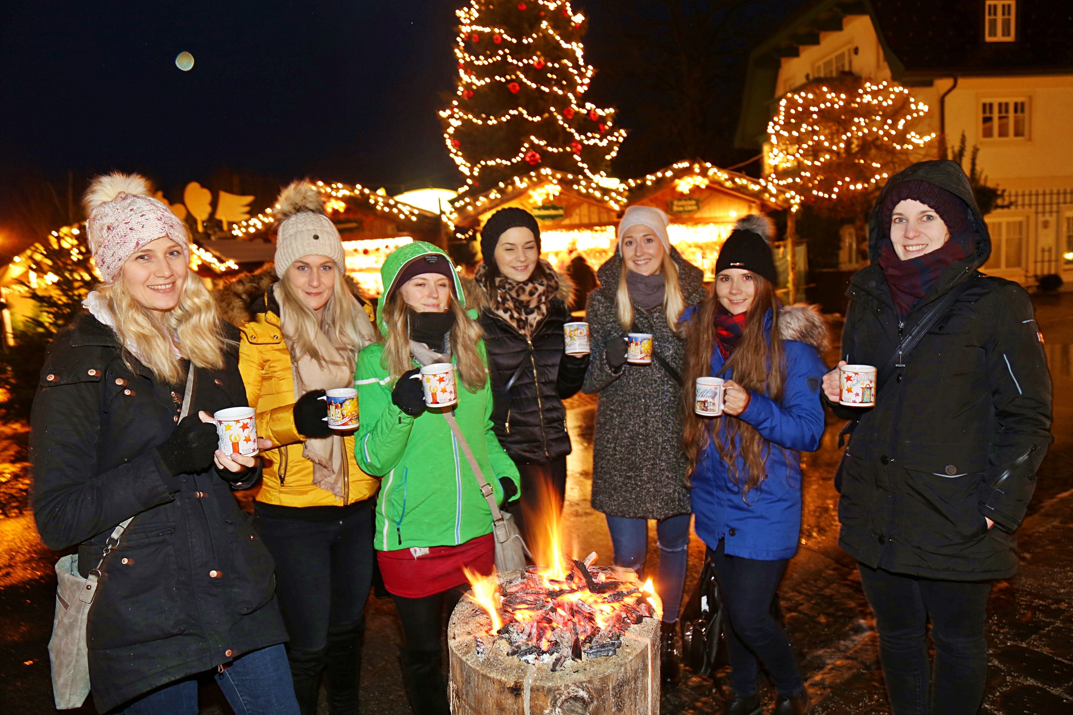 Der Wolfgangsee liegt in den Bundesländern OÖ und Salzburg. In beiden Ländern gelten unterschiedliche Corona-Regeln. Wer am Wolfgangseer Adventmarkt etwas essen will, der muss den Salzburger Teil des Marktes besuchen, in OÖ dürfen keine Würstl verkauft werden. 