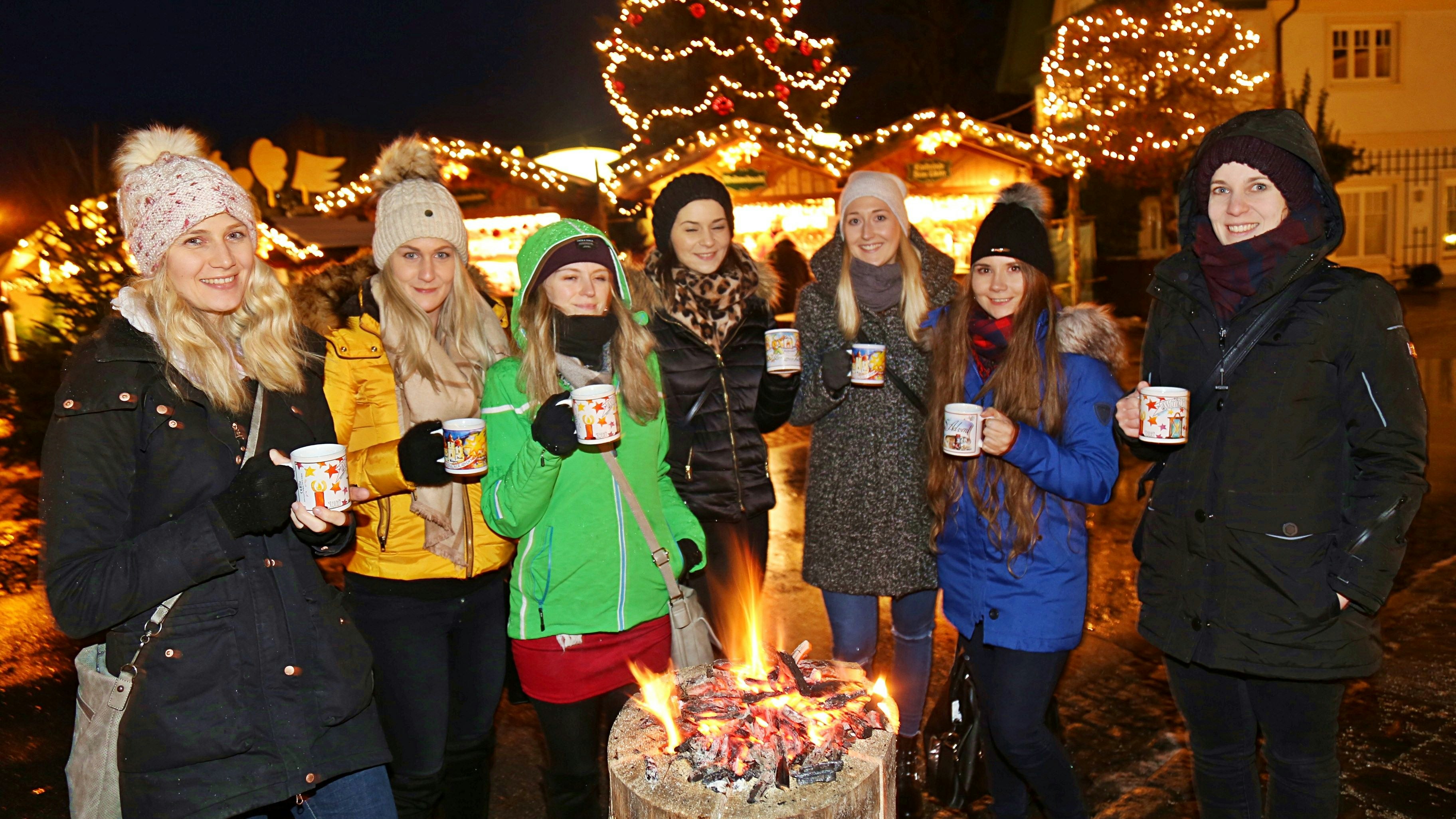 Der Wolfgangsee liegt in den Bundesländern OÖ und Salzburg. In beiden Ländern gelten unterschiedliche Corona-Regeln. Wer am Wolfgangseer Adventmarkt etwas essen will, der muss den Salzburger Teil des Marktes besuchen, in OÖ dürfen keine Würstl verkauft werden. 
