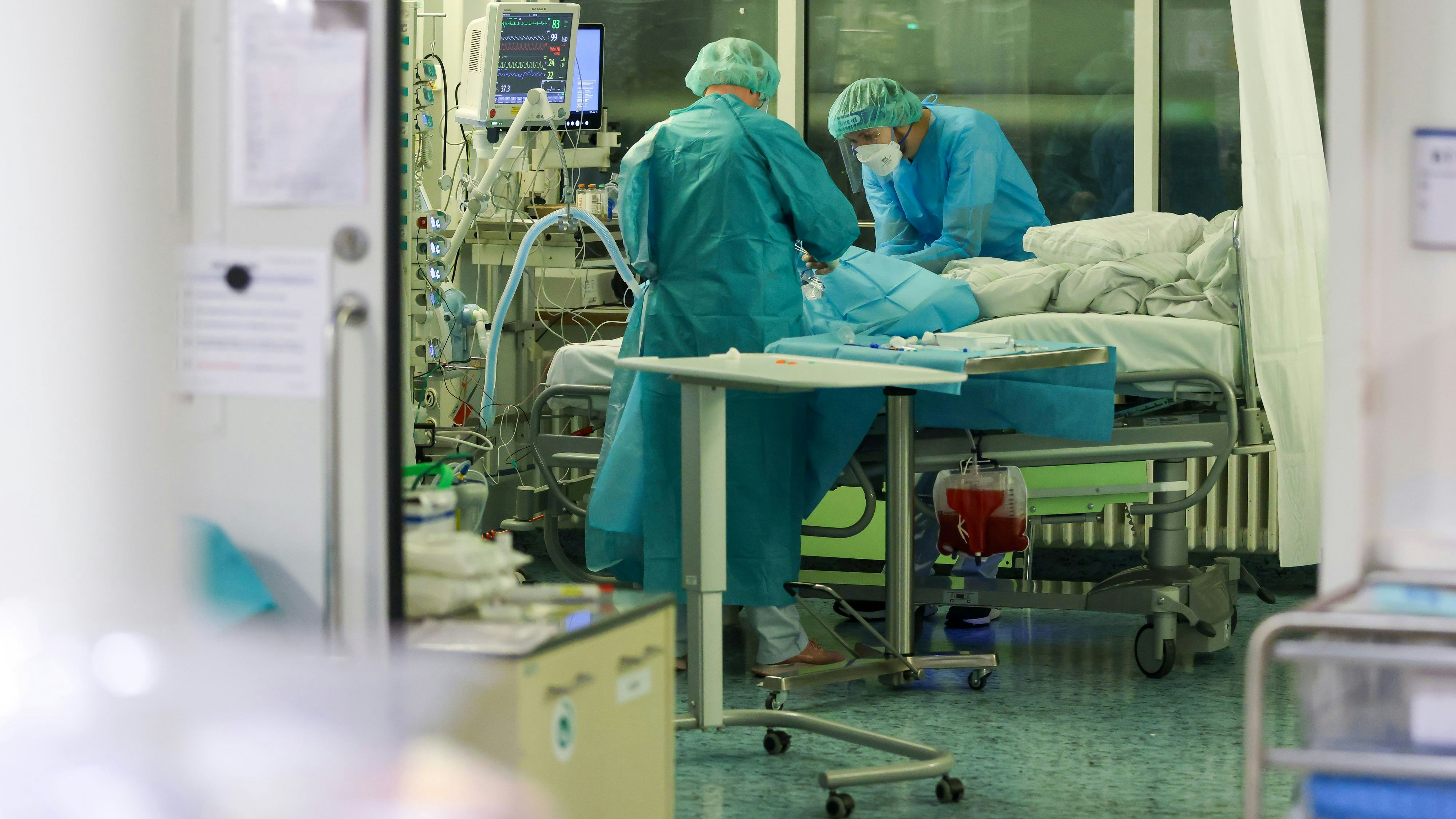 Pfleger auf einer Intensivstation