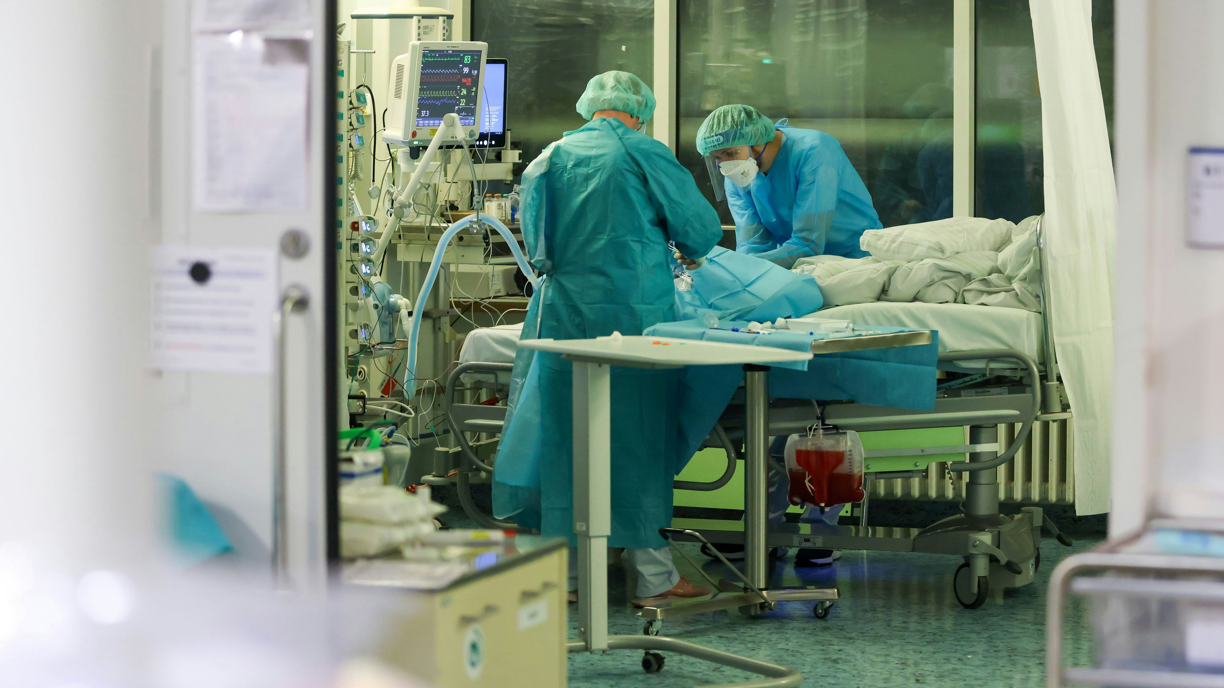 Pfleger auf einer Intensivstation