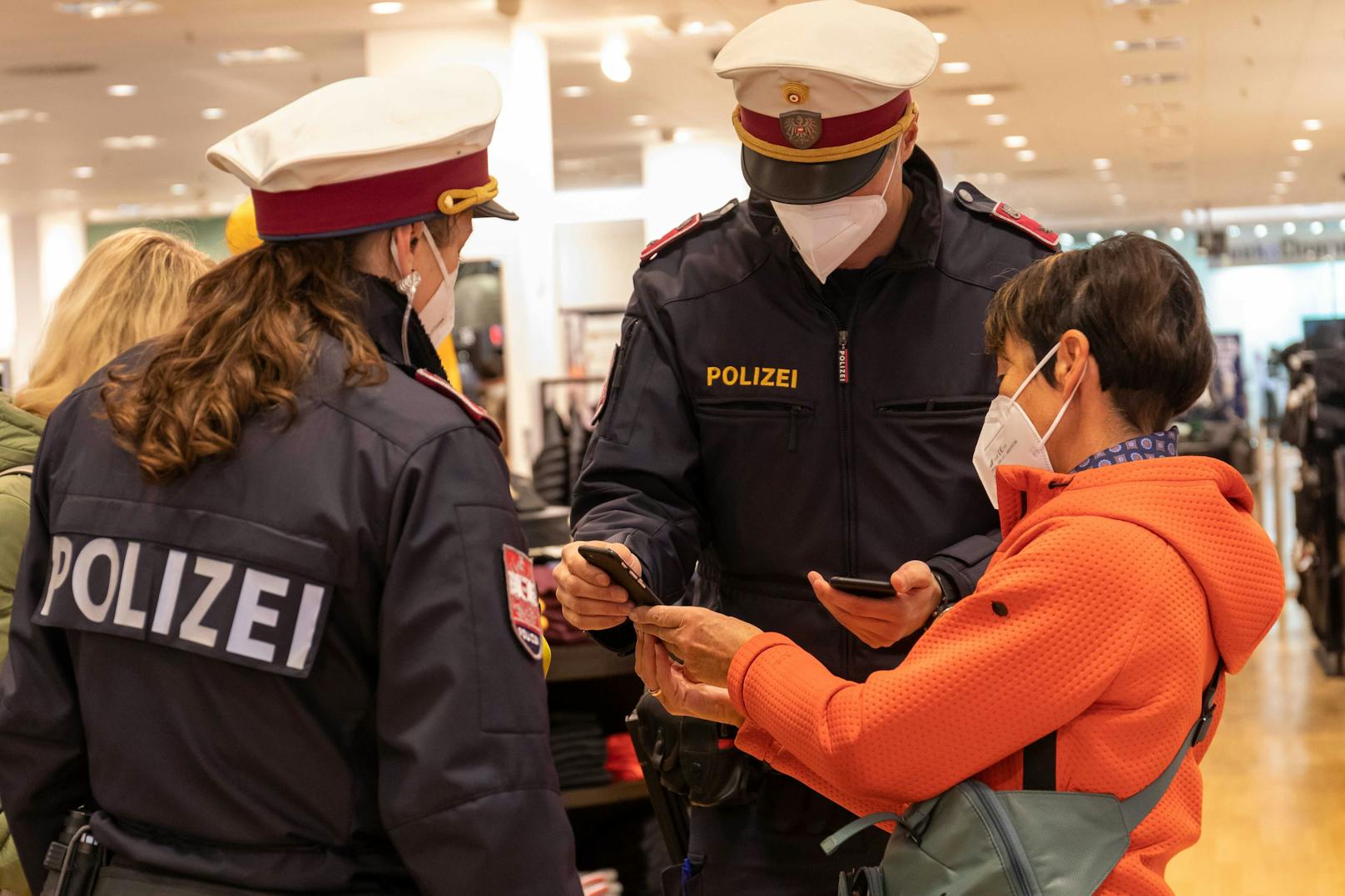 Lockdown für Ungeimpfte: Die Polizei bei Corona-Kontrollen.