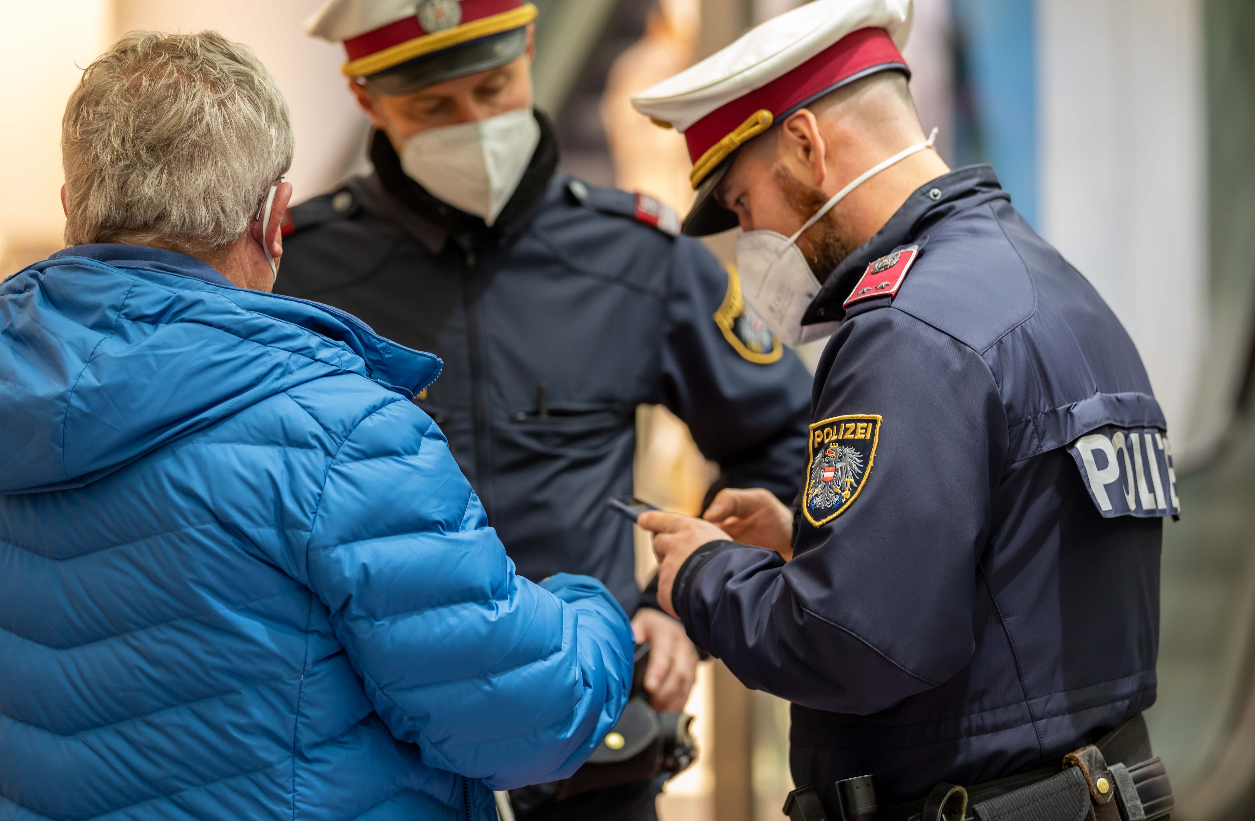 Lockdown für Ungeimpfte: Die Polizei bei Corona-Kontrollen.