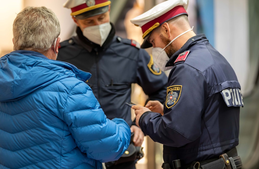 Polizei führt Corona-Kontrollen durch.
