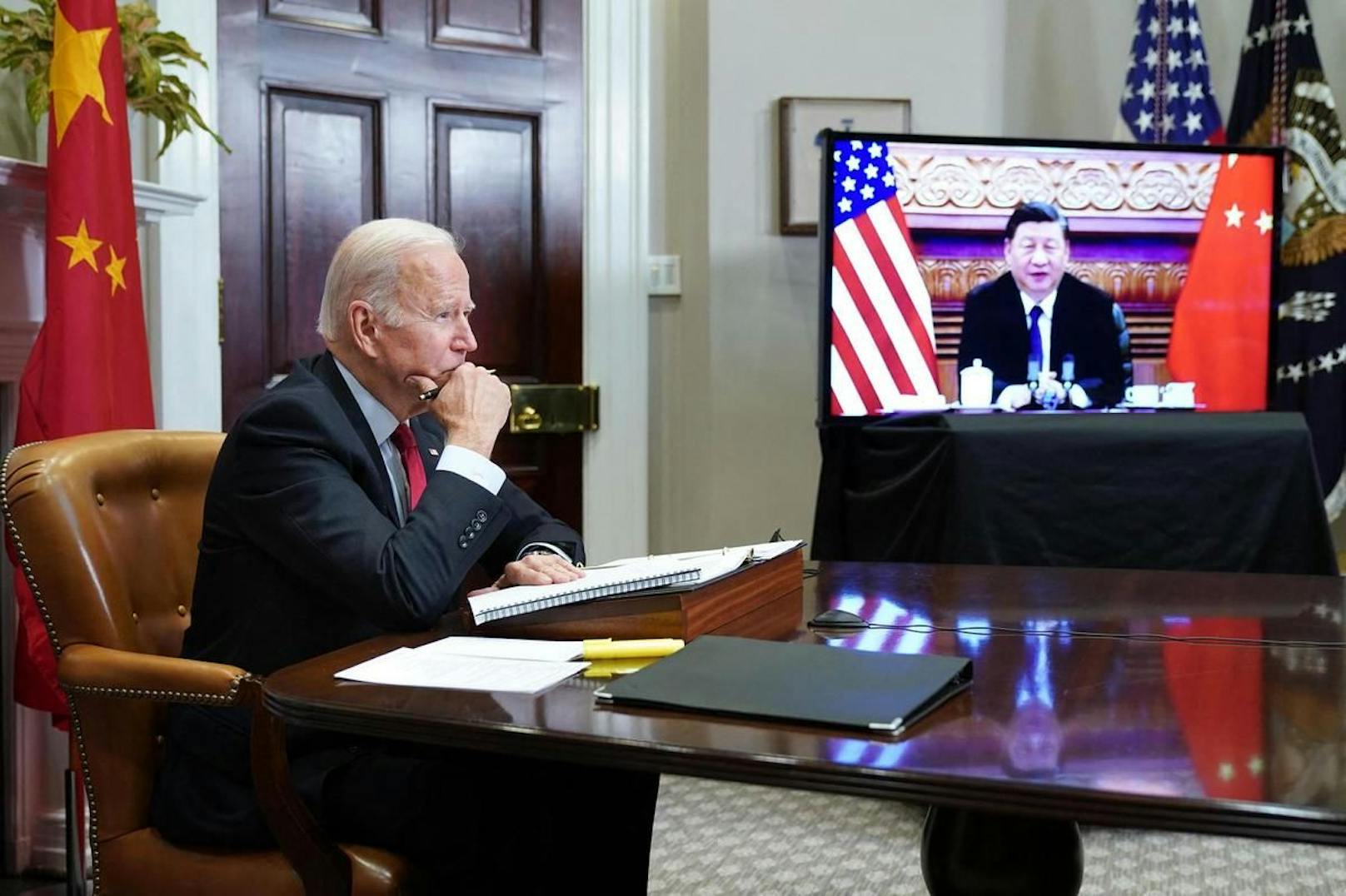 Führen zusammen ein auf mehrere Stunden angesetztes Videotelefonat: US-Präsident Joe Biden (links) und Chinas Staatschef Xi Jinping. (15. November 2021)