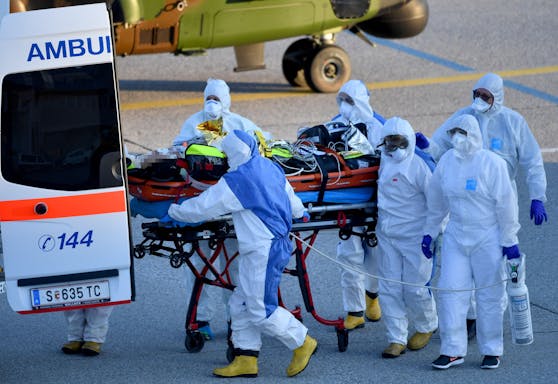 Letztes Jahr wurden noch Corona-Patienten aus Frankreich nach Salzburg ausgeflogen. Jetzt sind die Spitäler überlastet.