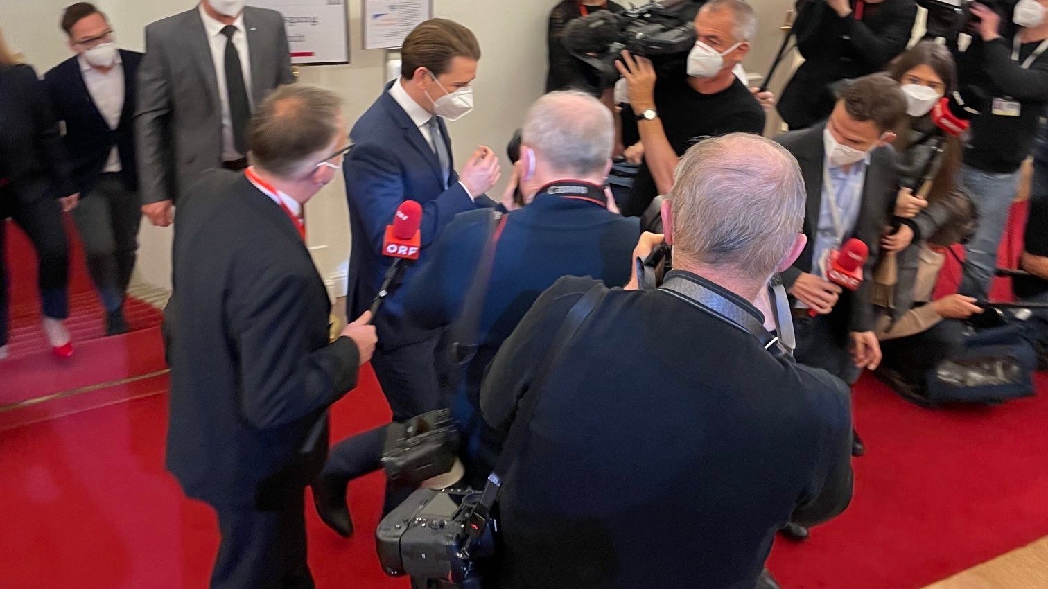 Das enthüllende Foto zeigt Peter Klien (links) mit ÖVP-Chef Sebastian Kurz.