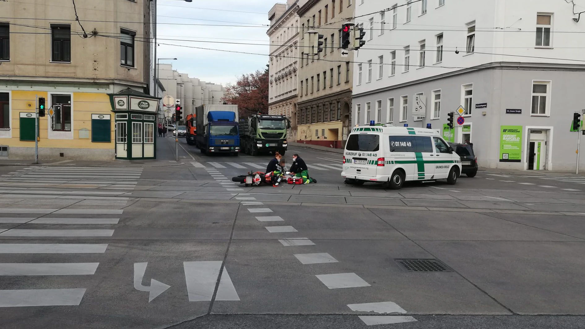 Er wurde am Boden von den Einsatzkräften des Grünen Kreuz gefunden