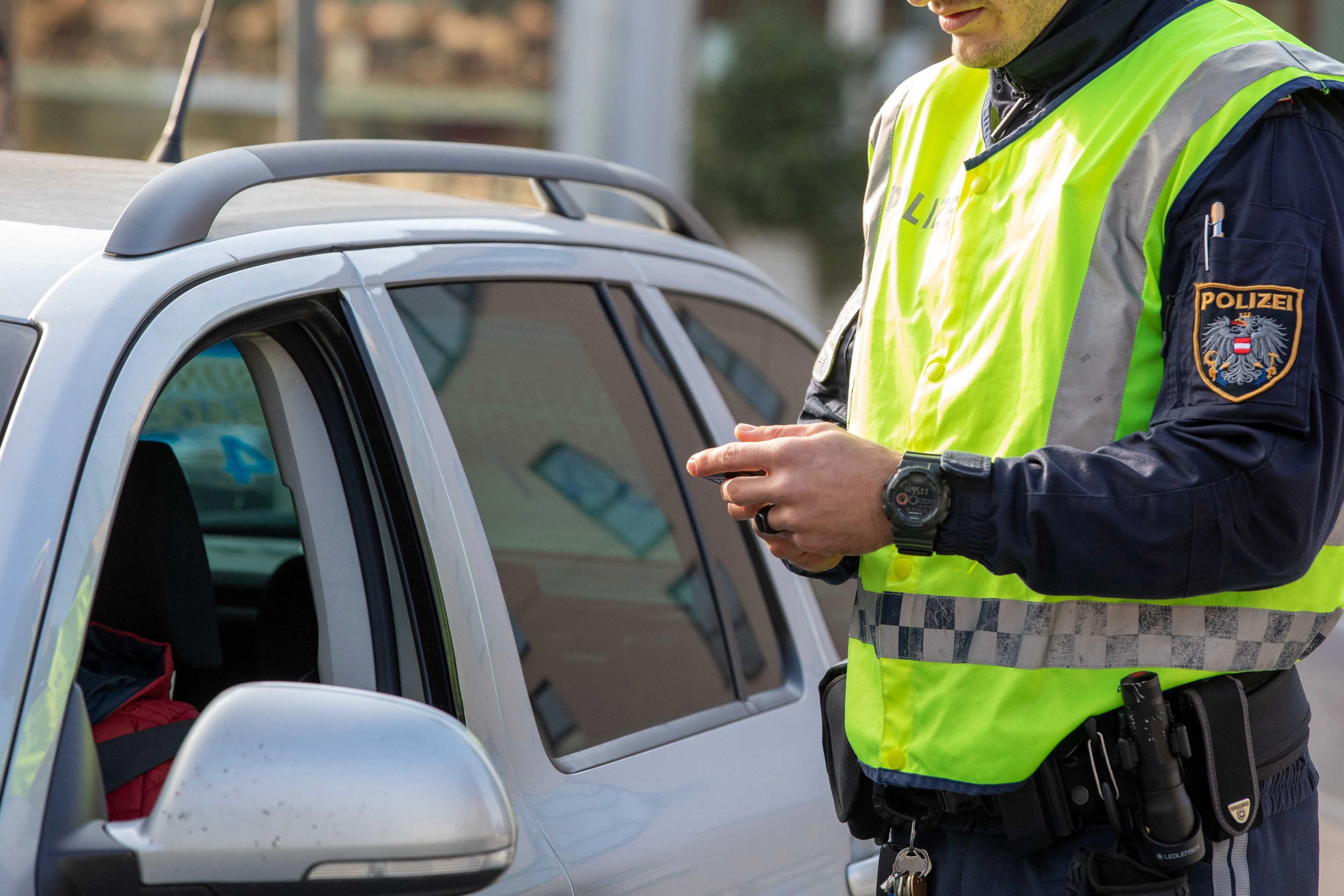 Lockdown für Ungeimpfte: Die Polizei bei Corona-Kontrollen.