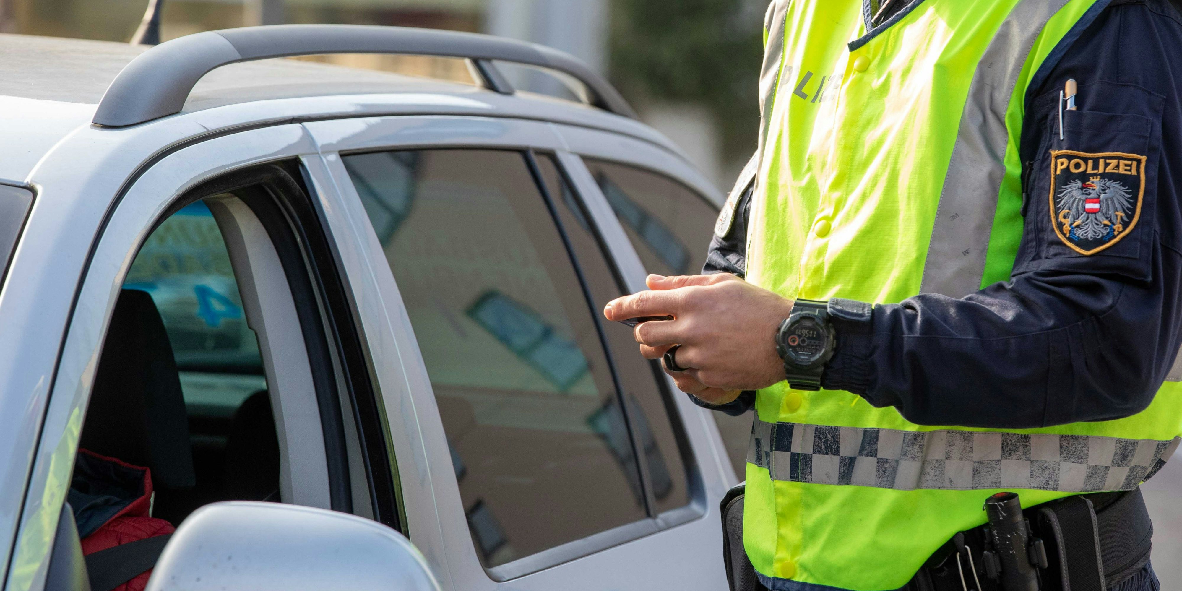 Lockdown für Ungeimpfte: Die Polizei bei Corona-Kontrollen.