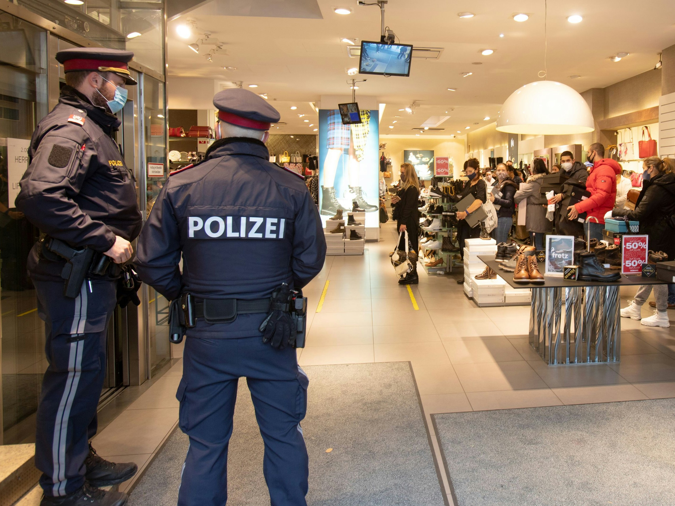 Seit dem 15. November 2021 dürfen Ungeimpfte nicht in Geschäften nach nicht-lebensnotwendige Produkte shoppen gehen. Die Polizei kontrolliert.