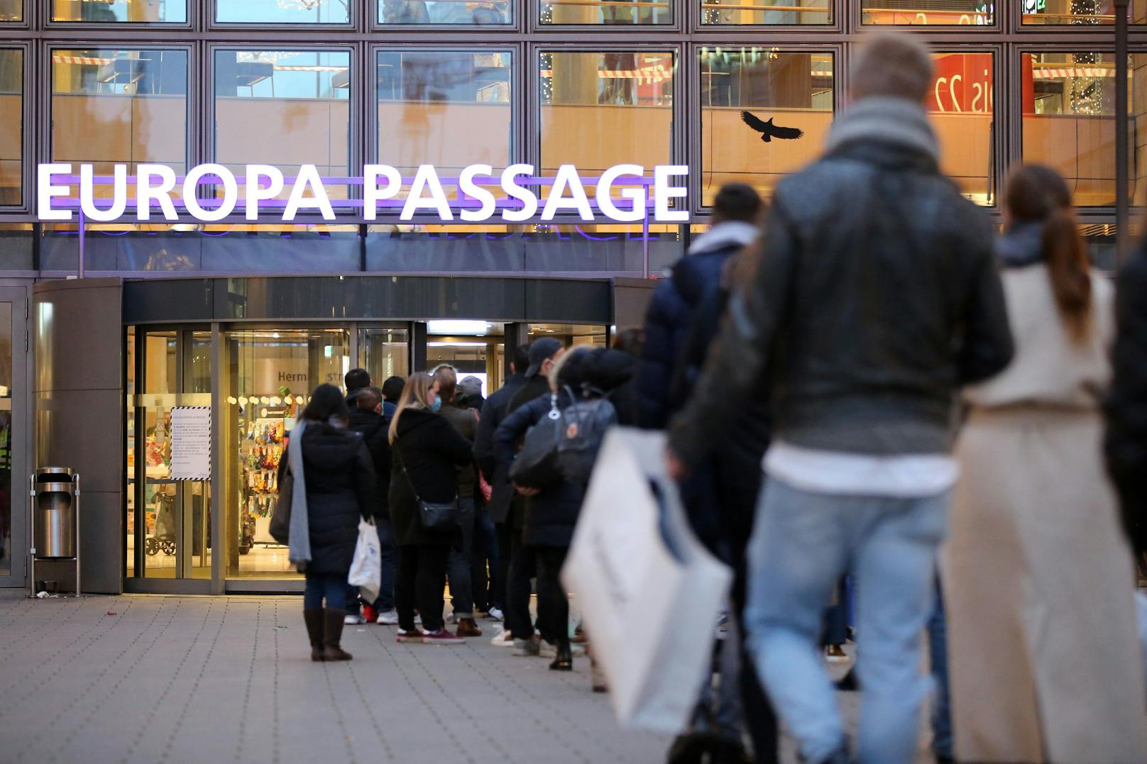 Das Einkaufszentrum "Europa Passage" liegt an Hamburgs bester Shopping Meile mitten in der Innenstadt.