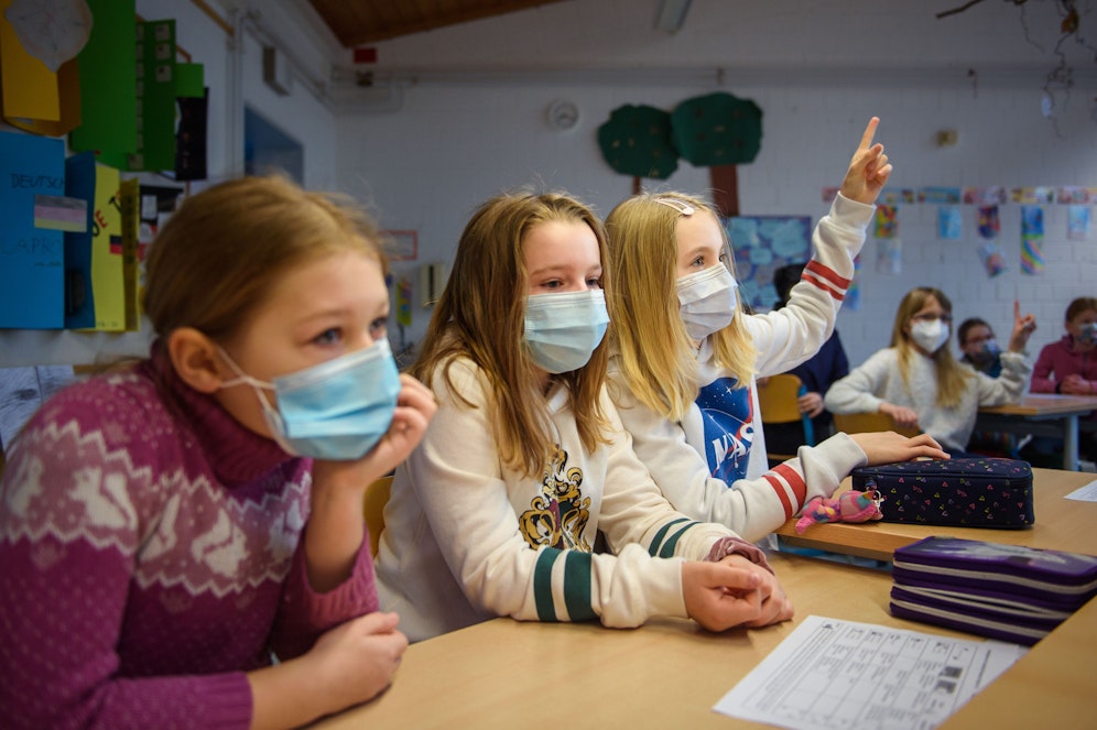 nach einer verhängten FFP2-Pflicht für Volksschüler reicht nun doch wieder ein Mund-Nasen-Schutz.