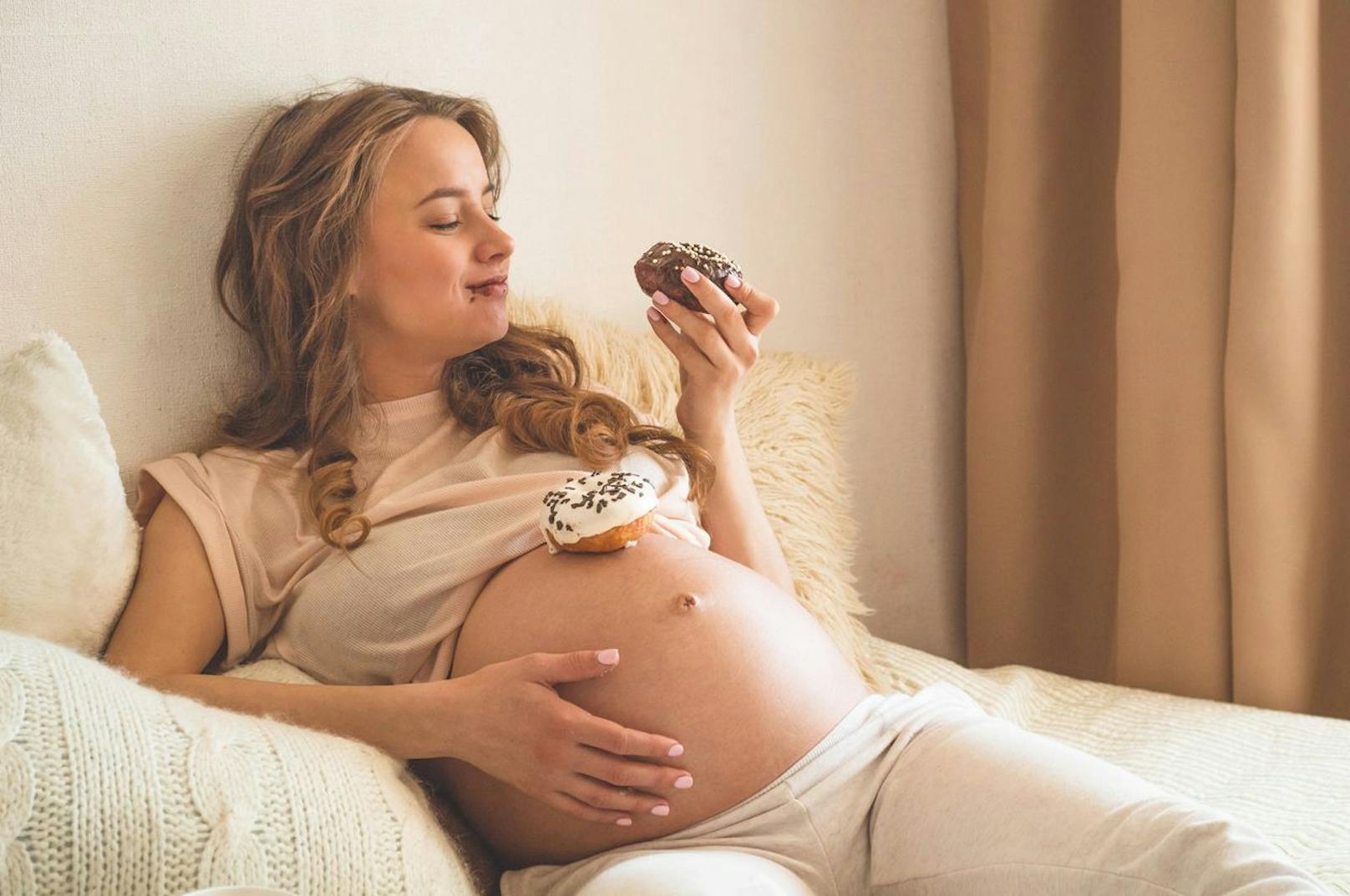 Kann man es bei Heißhunger und Gelüsten während der Schwangerschaft zu weit treiben? Manche Promis verspürten Lust auf ganz eigenartige Kombinationen.