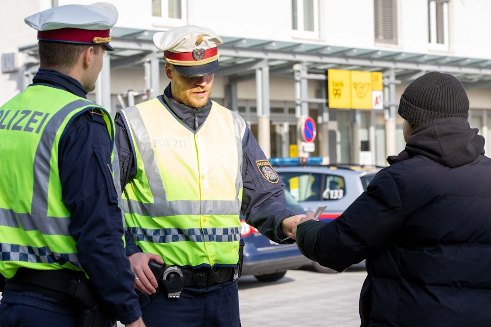 Lockdown für Ungeimpfte: Die Polizei bei Corona-Kontrollen.