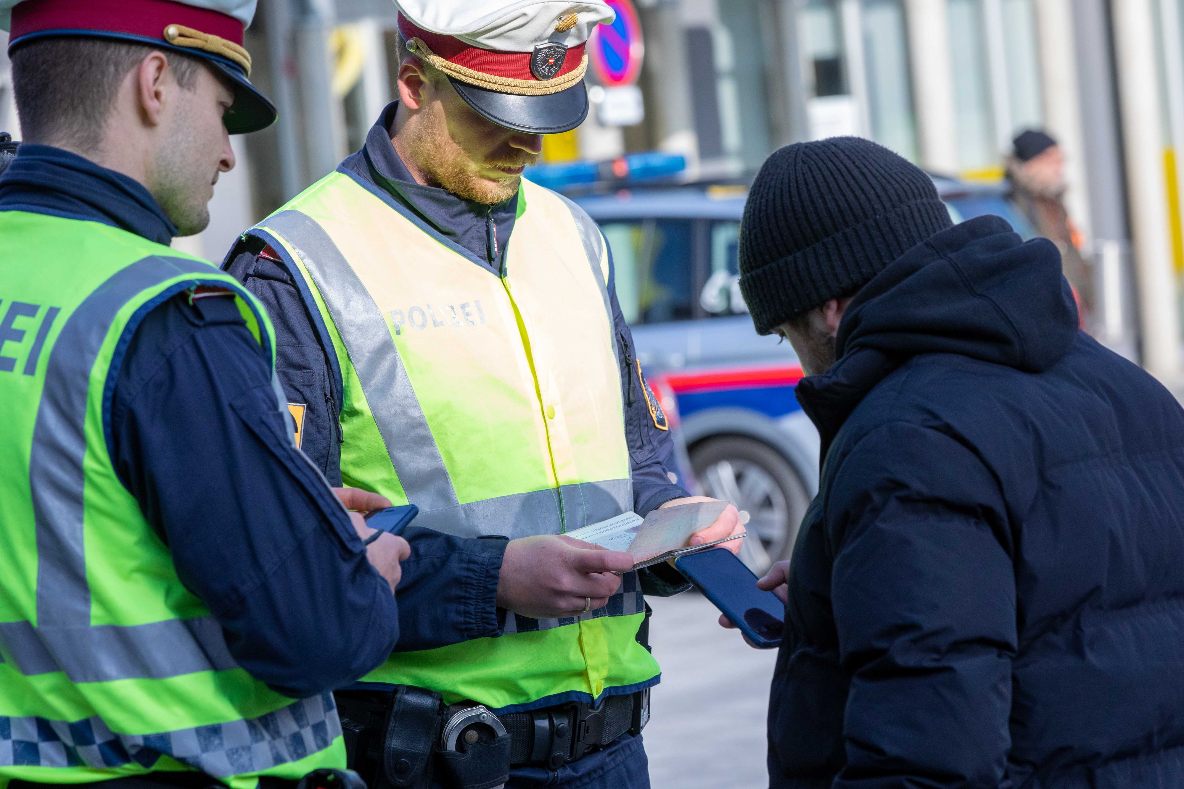 Lockdown für Ungeimpfte: Die Polizei bei Corona-Kontrollen.