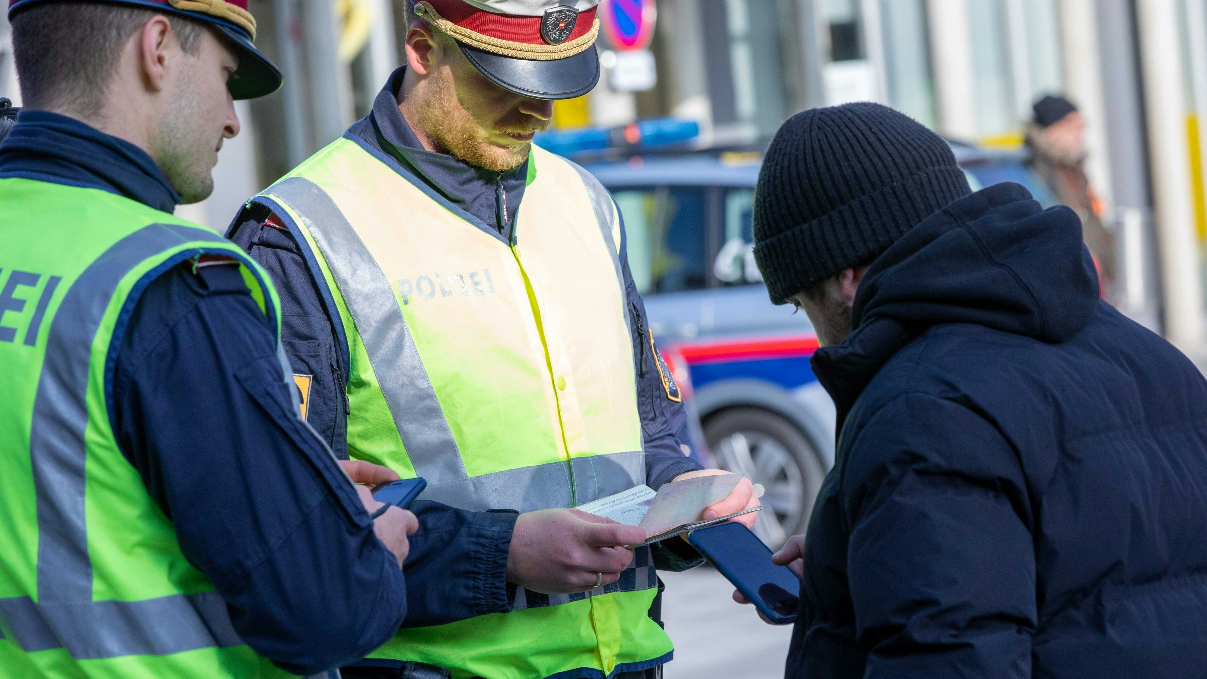 Lockdown für Ungeimpfte: Die Polizei bei Corona-Kontrollen.