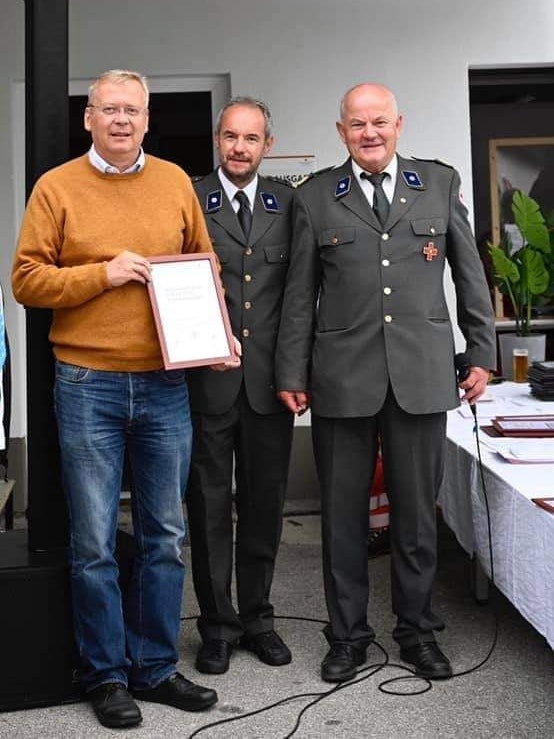 Trauer um Josef Leitner (r.); Gutensteins Bürgermeister Michael Kreuzer (l.): "Er war ein Mann, der die Ärmel aufgekrämpelt hat." 