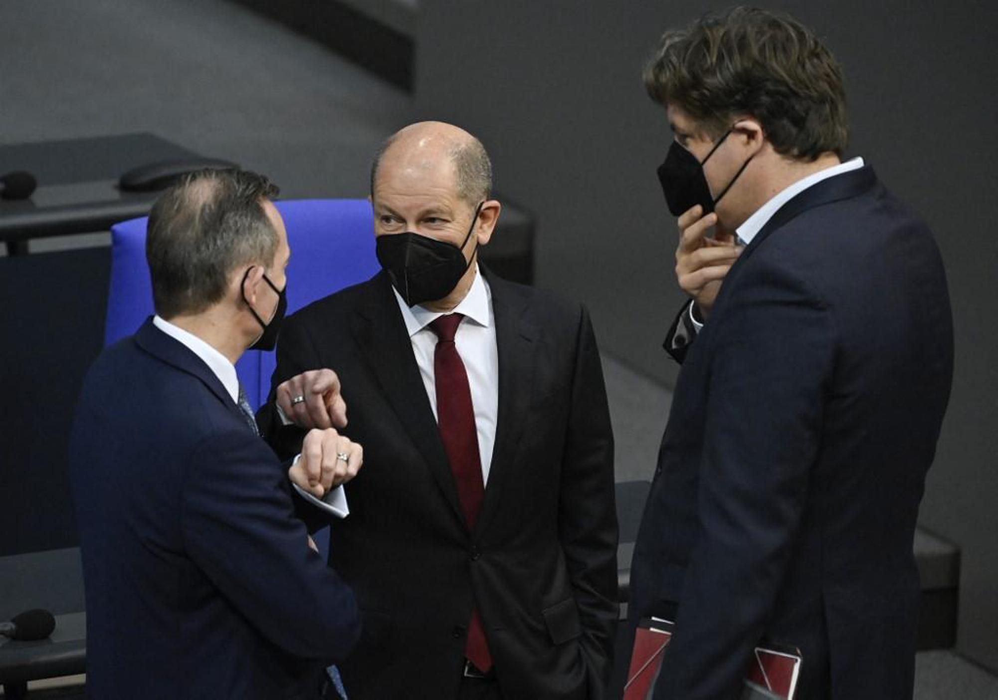 Noch ist eine Impfpflicht nicht vom Tisch: Olaf Scholz (Mitte) bespricht sich mit Volker Wissing (FDP, links) und Michael Kellner (Grüne). (Archivbild)