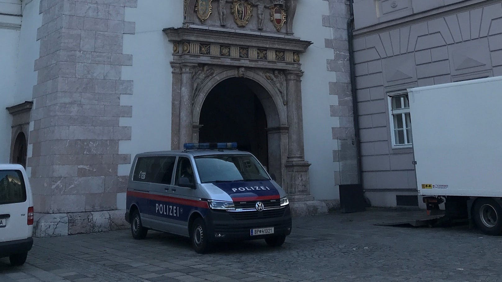 Auch in der Altstadt hat sich die Polizei vor dem Landhaus postiert.
