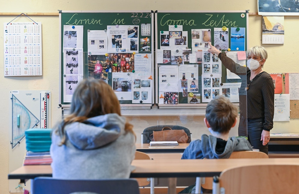 Sperren die Schulen wieder zu? Ein Schulsprecher sieht das unausweichlich kommen.