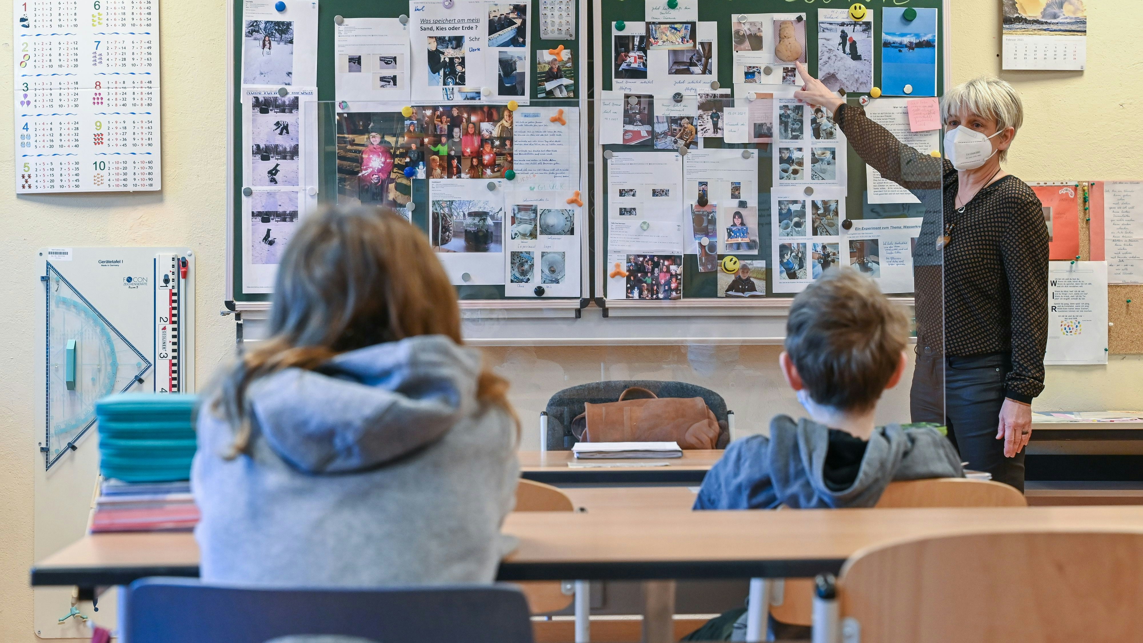 Sperren die Schulen wieder zu? Ein Schulsprecher sieht das unausweichlich kommen.