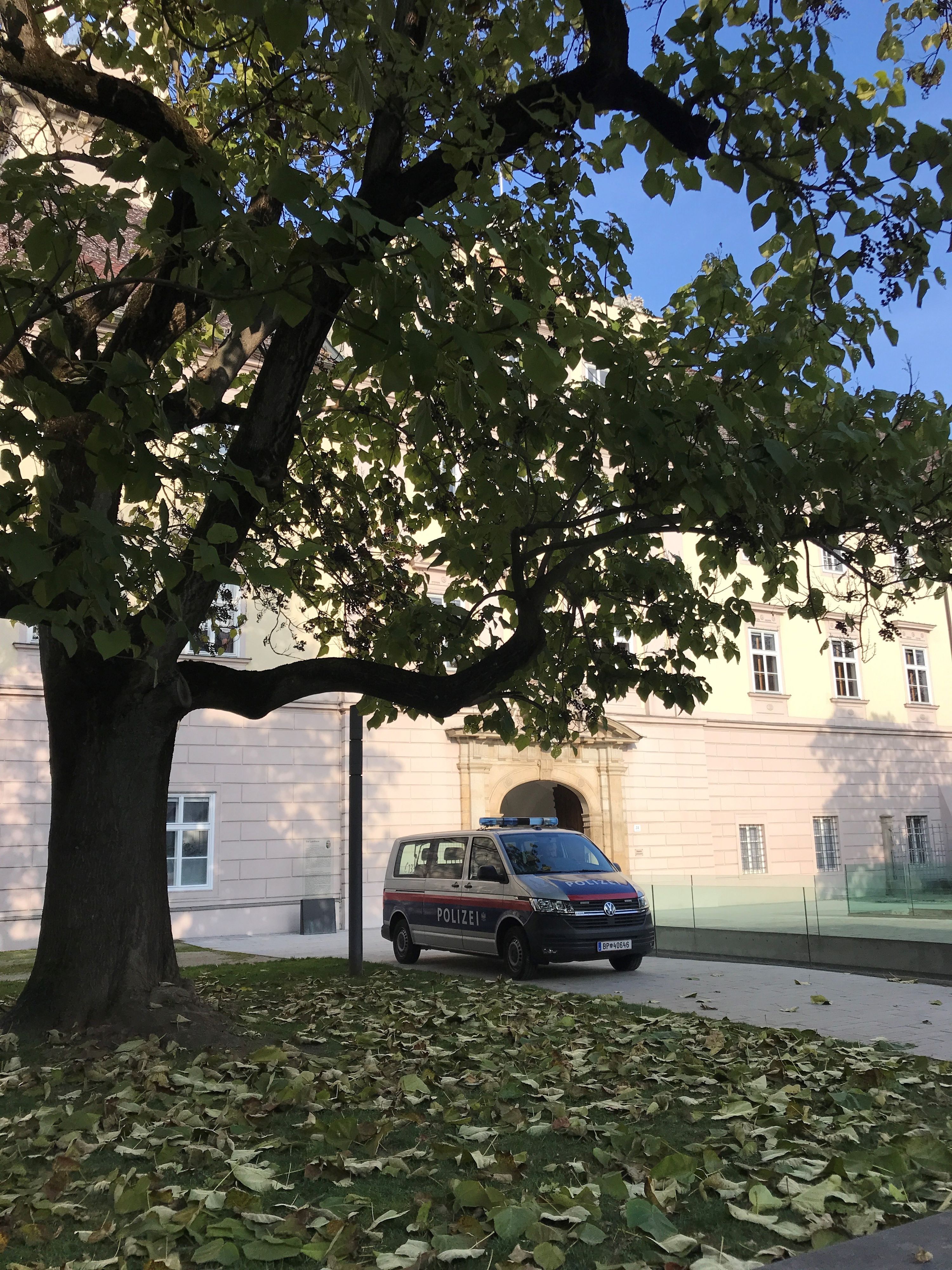 Vor dem Landhaus steht immer ein Polizeiauto.