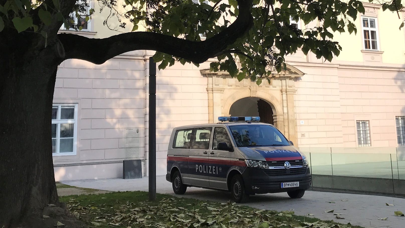 Vor dem Landhaus steht immer ein Polizeiauto.