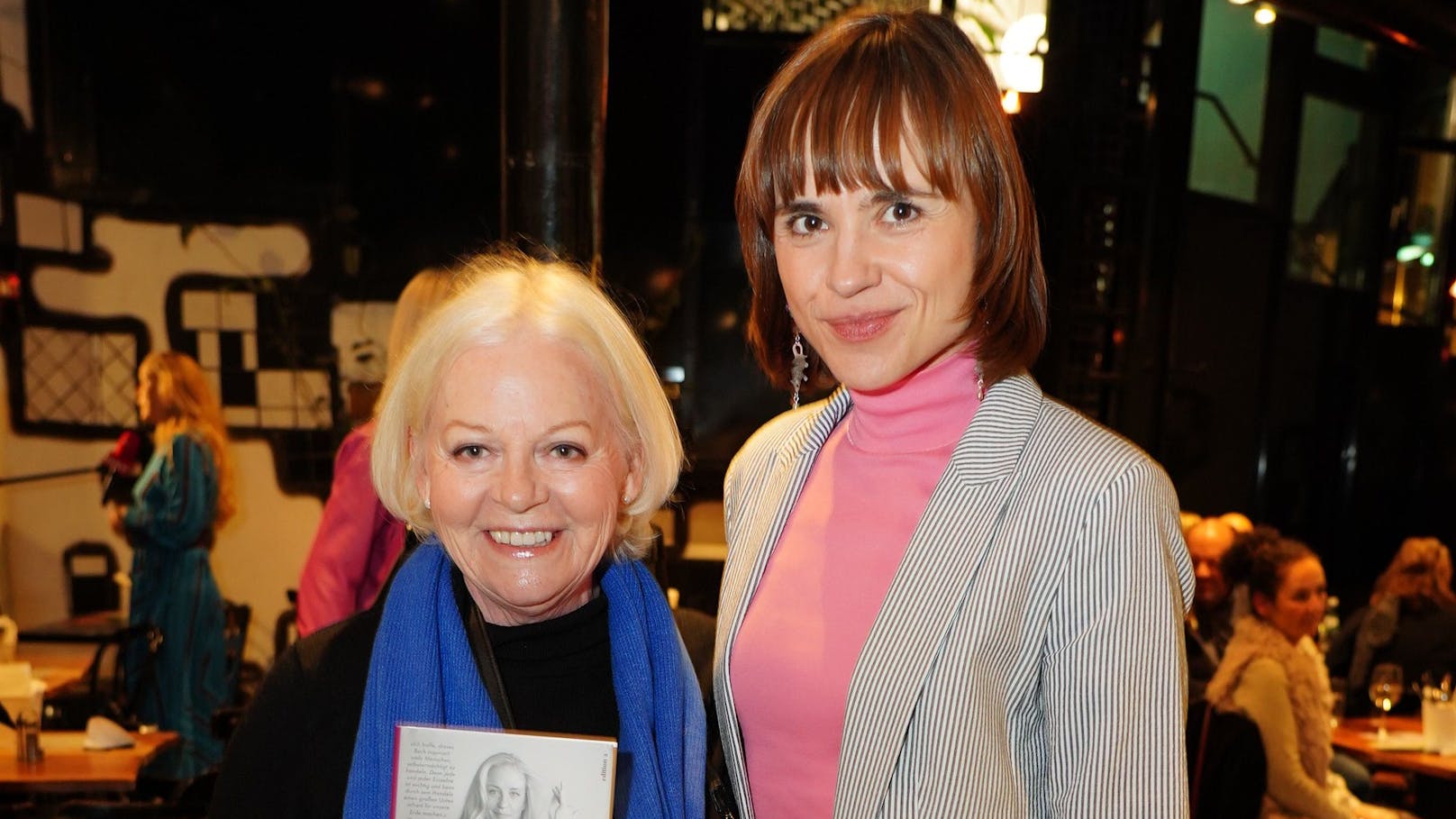Schauspielerin Brigitte Kren und Moderatorin Mari Lang besuchten die Buchpräsentation.