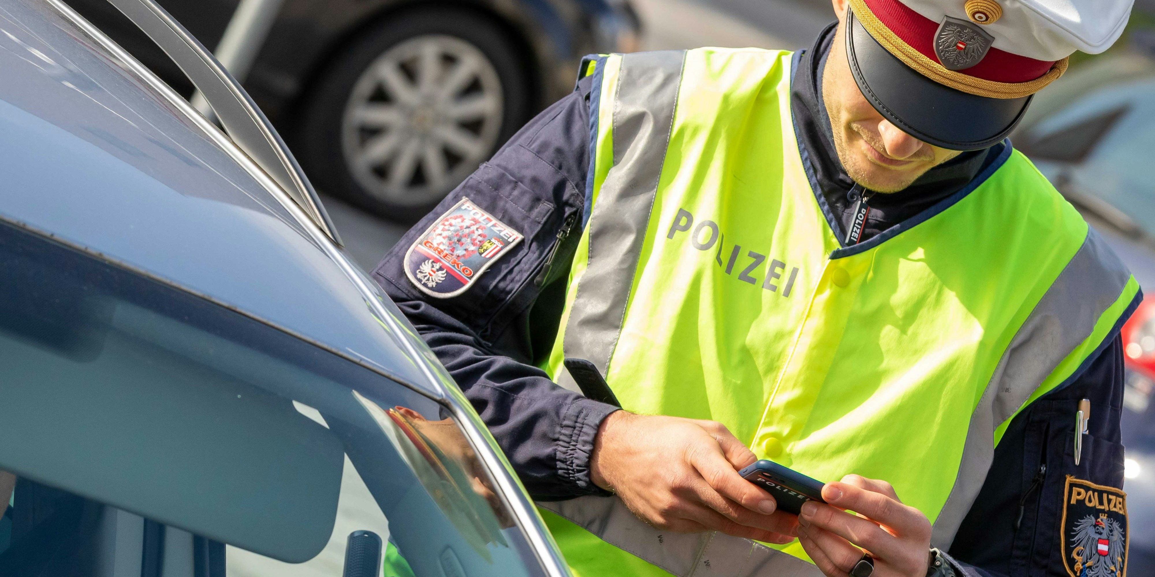 Lockdown für Ungeimpfte: Die Polizei bei Corona-Kontrollen.