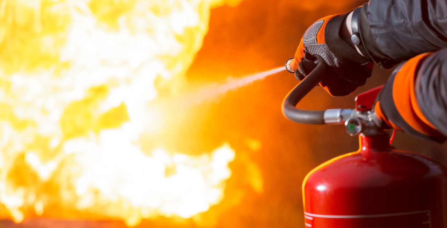 Symbolfoto eines Feuerlöschers im Einsatz.