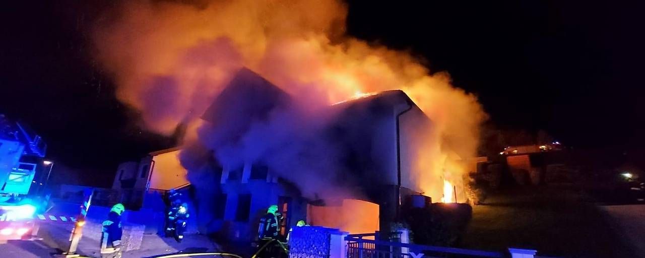 Ein Hausbesitzer wurde wegen Brandstiftung festgenommen.