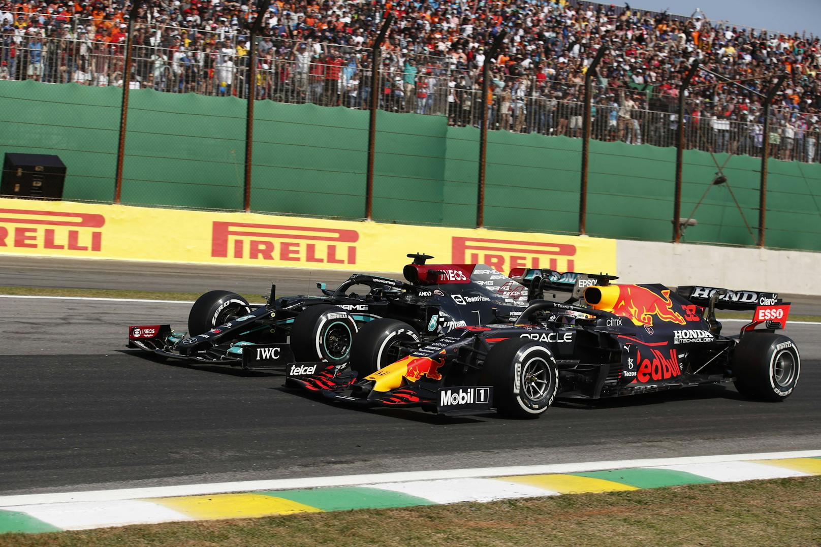 Max Verstappen und Lewis Hamilton duellieren sich auf der Strecke. 