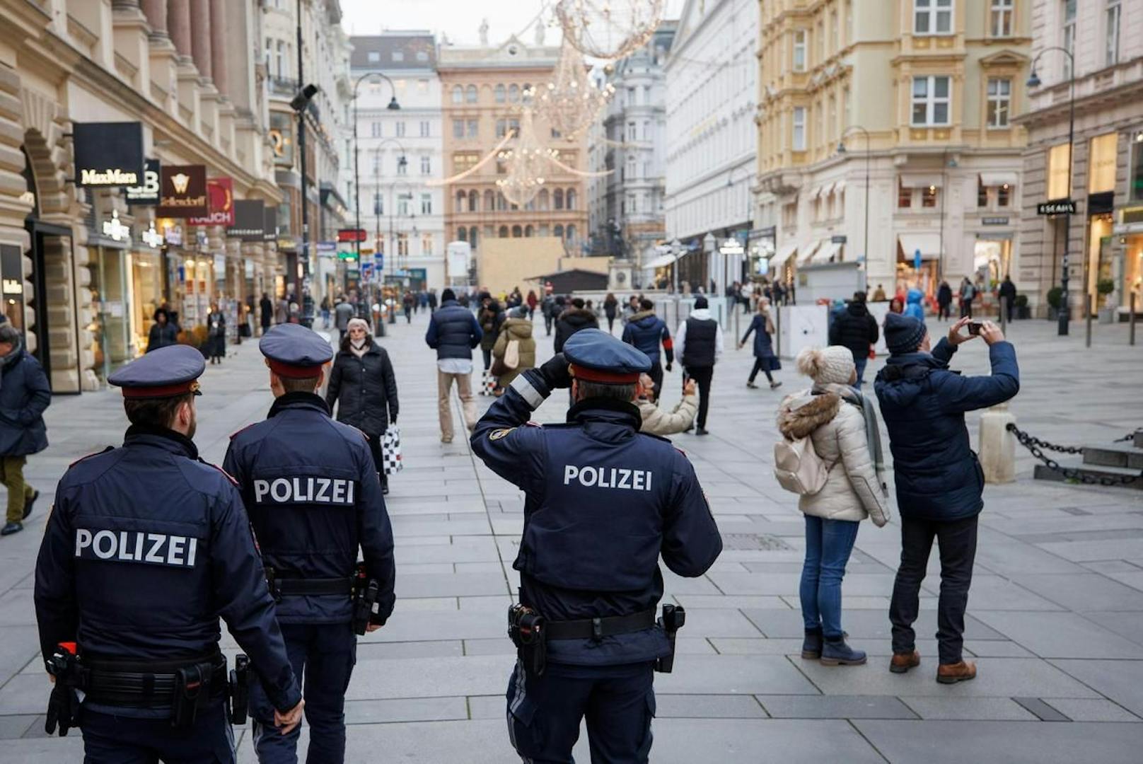 Es werden eigene Staffeln abgestellt, um zu kontrollieren, wer geimpft oder ungeimpft ist.