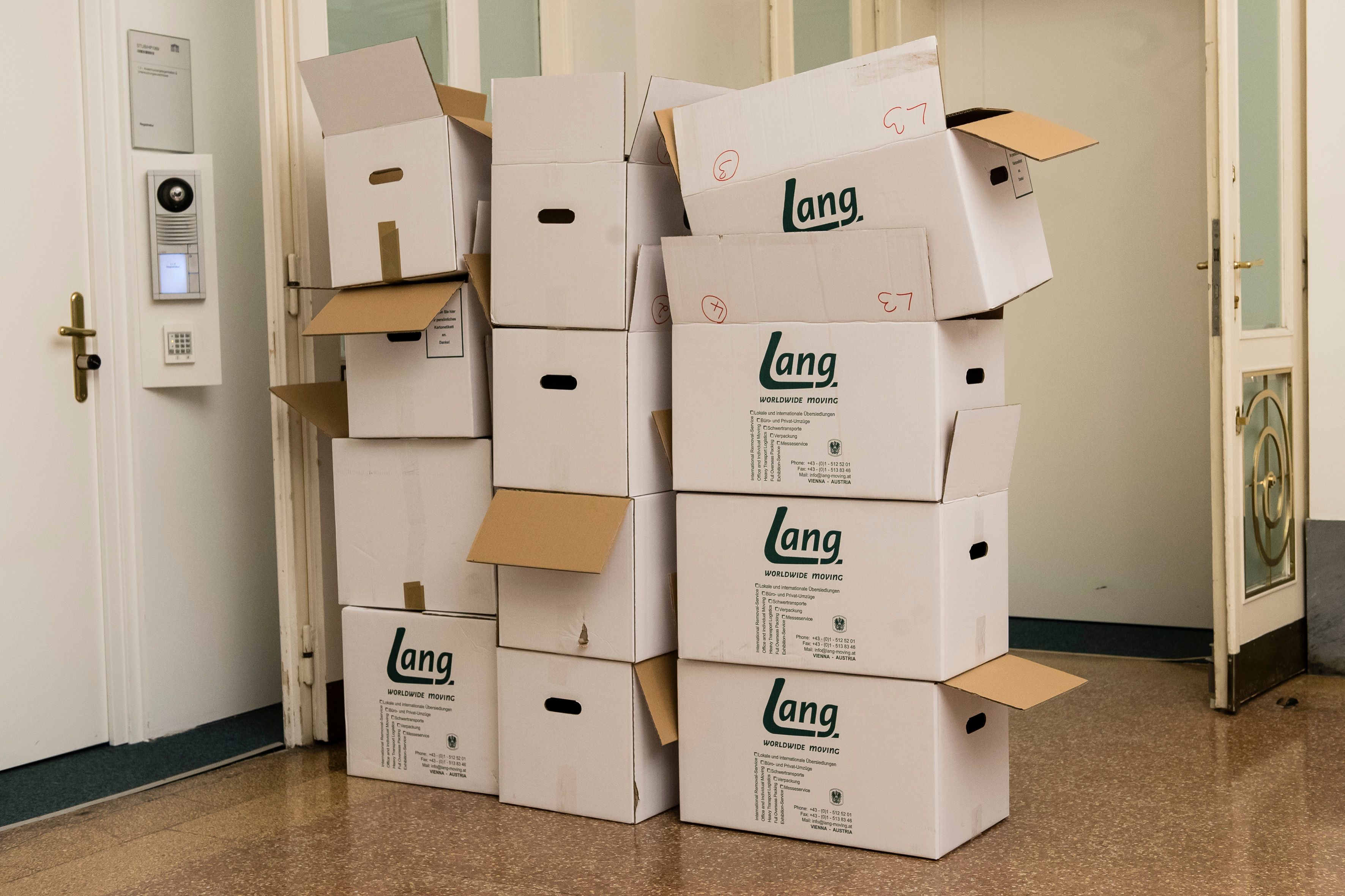 Am 6. Mai wurden plötzlich dutzende Kartons mit Akten aus dem Finanzministerium geliefert.