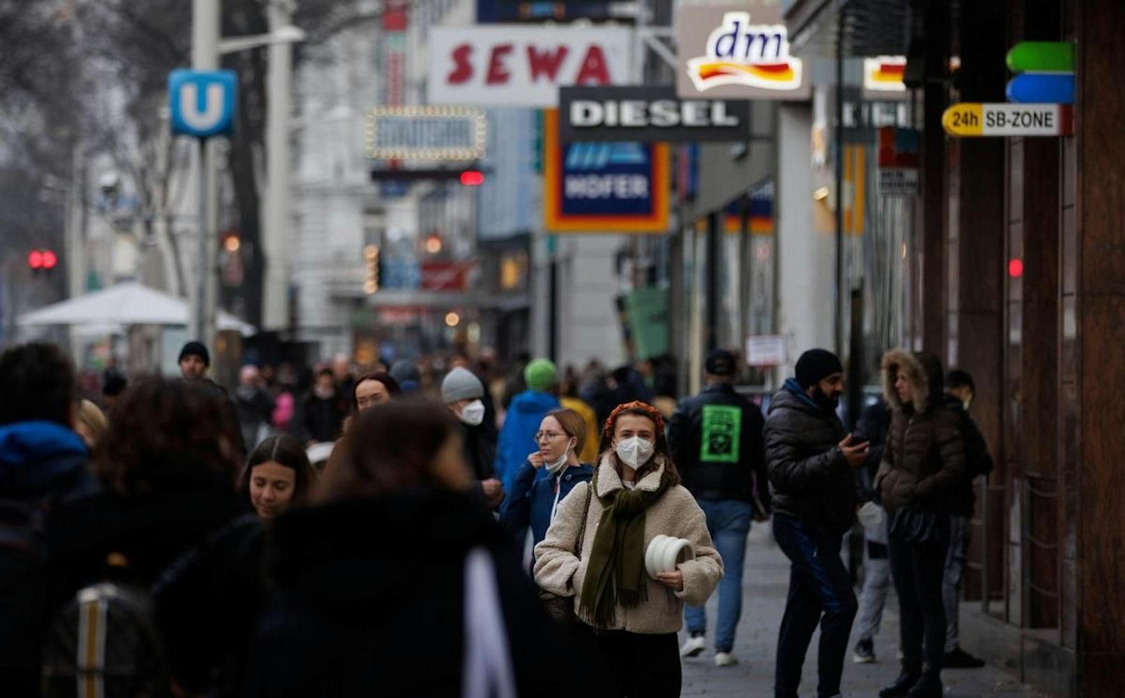 In den Läden in Österreich gilt die 2-G-Regel. Weiter braucht man zwingend eine FFP2-Maske, möchte man in ein Geschäft oder in ein Shopping-Center.