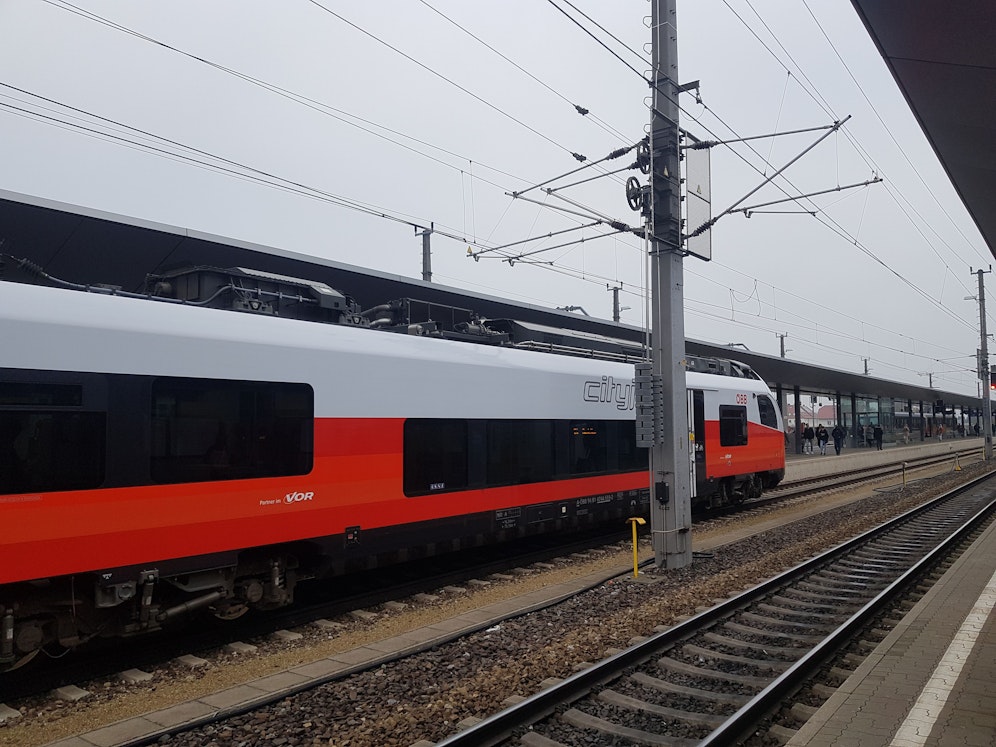 Diskussion um Zug- und Bahnfahrten in NÖ